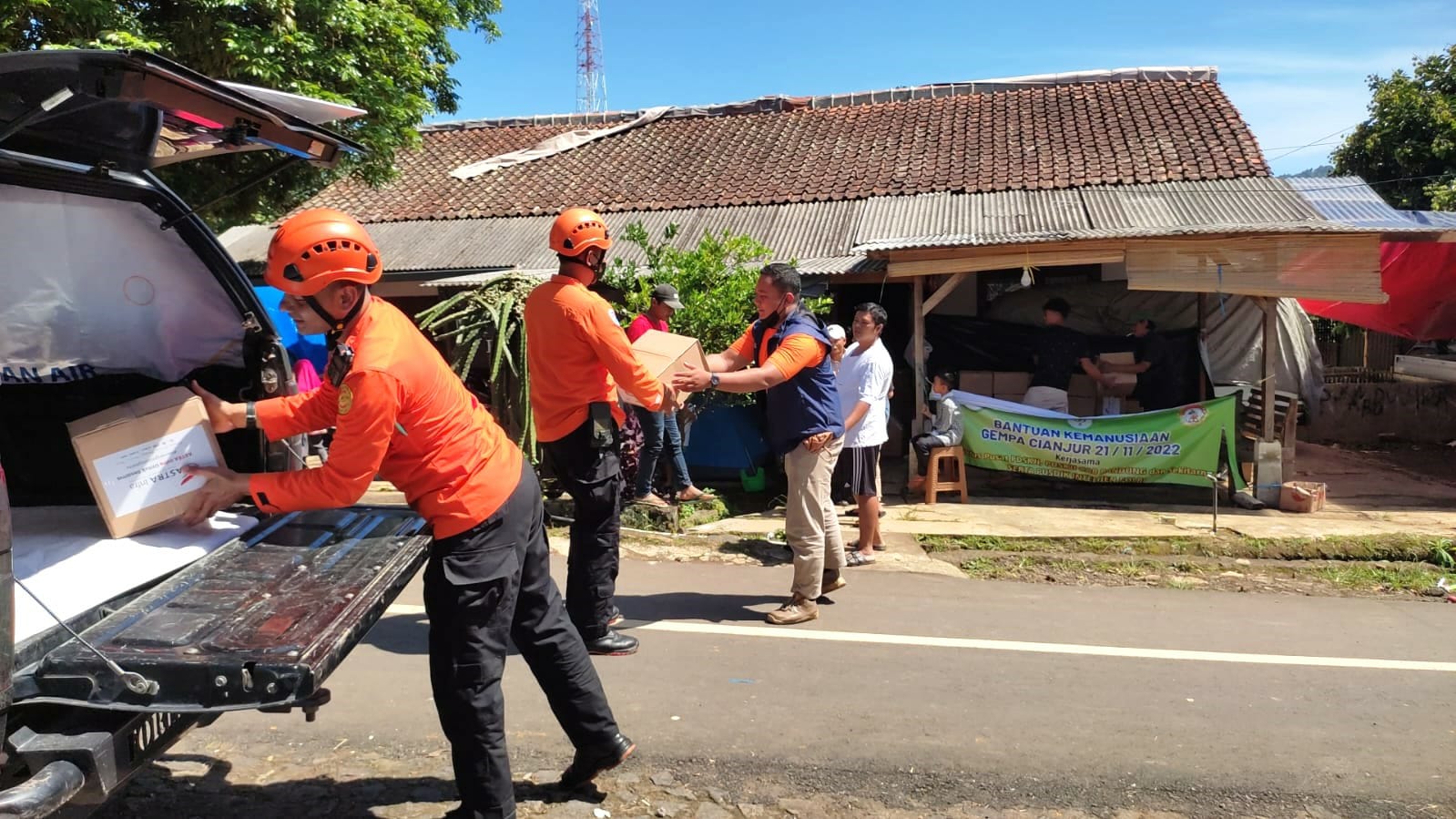 Tim SAR Astra menyalurkan paket bantuan kepada masyarakat terdampak bencana gempa bumi di Desa Babakan Karet, Cianjur, Jawa Barat.
