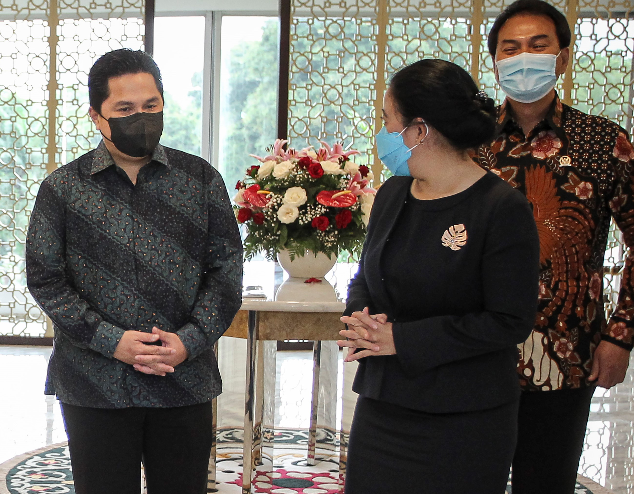  Menteri Badan Usaha Milil Negara (BUMN) Erick Thohir tengah berbicara dengan Ketua DPR RI Puan Maharani dalam sebuah acara.
