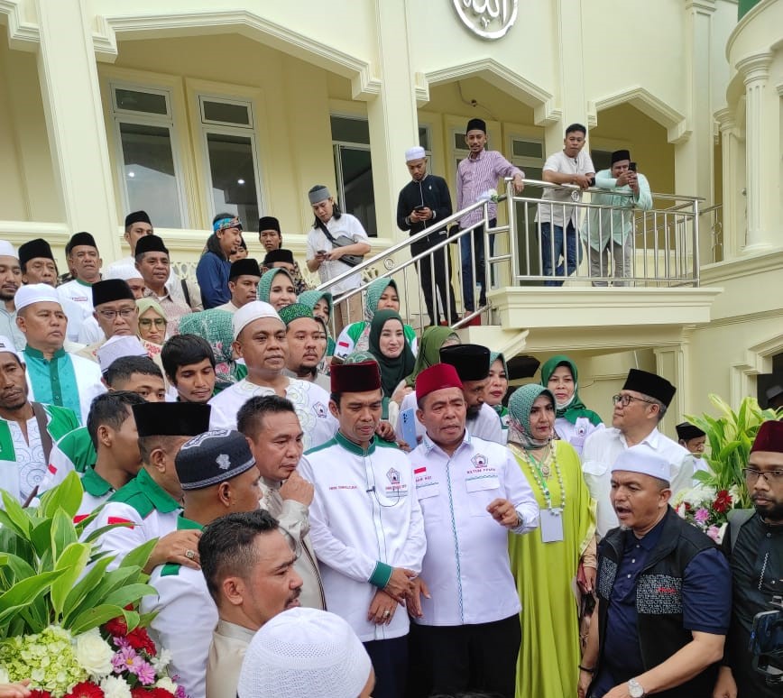  Ustadz Abdul Somad (UAS) bersama Ketum DPP FPMM Umar Ohoitenan atau Umar Kei usai meresmikan Masjid Ar-Romlah, di Kota Bekasi, Selasa (6/12