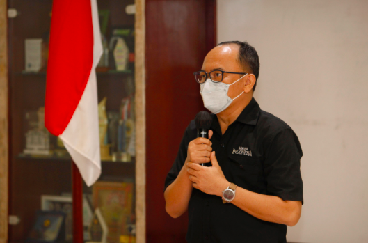  Ketua Dewan Kemakmuran Masjid (DKM) Nursiah Daud Paloh, Ade Alawi.