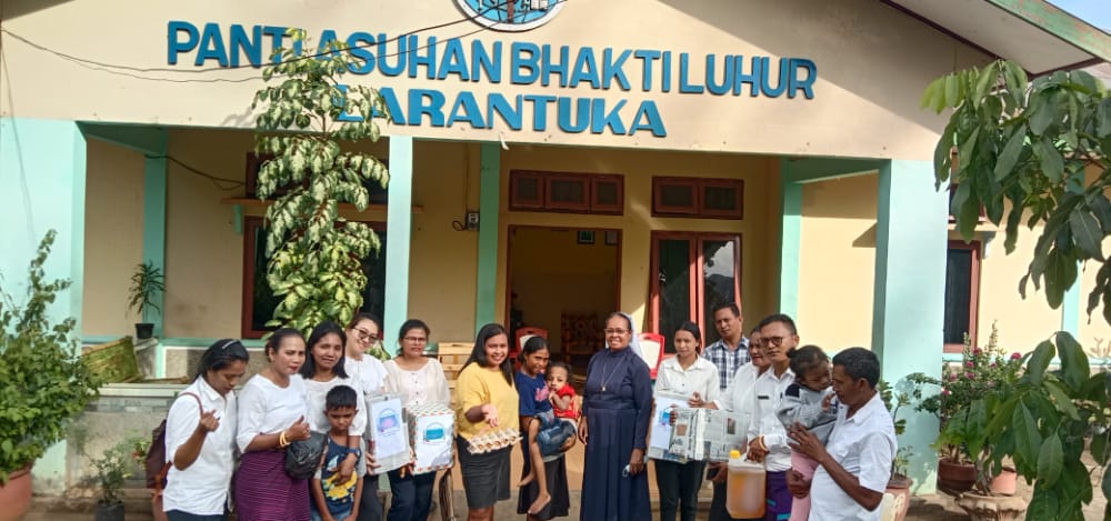 Pegawai non ASN di Sekretariat Daerah Flores Timur, Nusa Tenggara Timur, mengunjungi tiga panti asuhan menjelang Natal