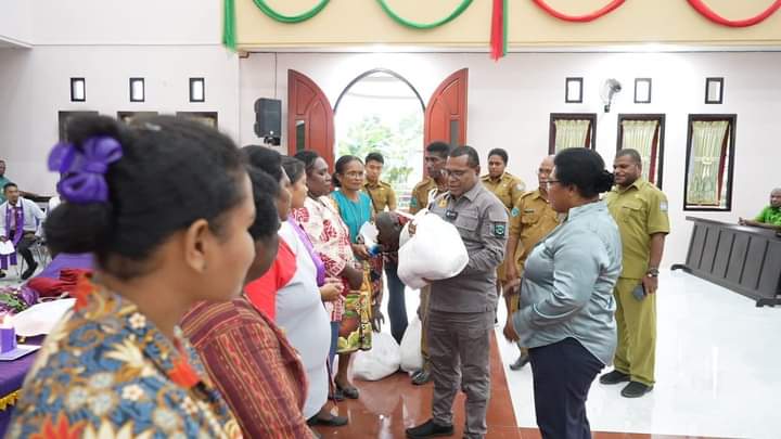 Pj Bupati Sorong Yan Piet Moso mengikuti Ibadah Parayaan Natal 2022 sambil membagikan sembako bagi warga miskin, di Gereja GKI Lahairoi, Min