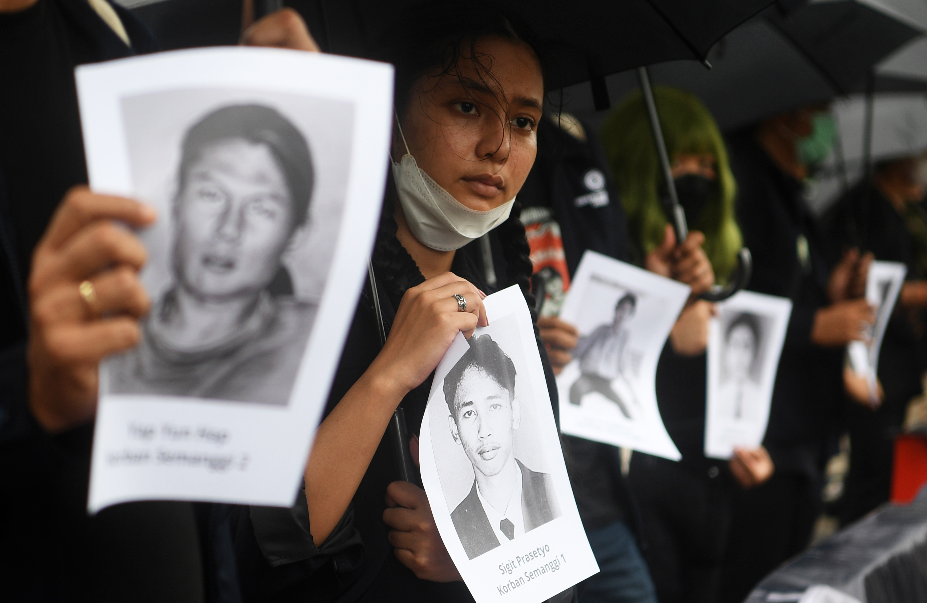 Sejumlah aktivis membawa poster korban tragedi Semanggi dalam Aksi Kamisan.