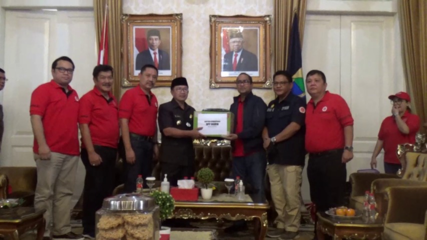 Pengurus DPP Ikadin secara simbolis menyalurkan bantuan bagi korban gempa Cianjur yang diterima Bupati Cianjur Herman Suherman.