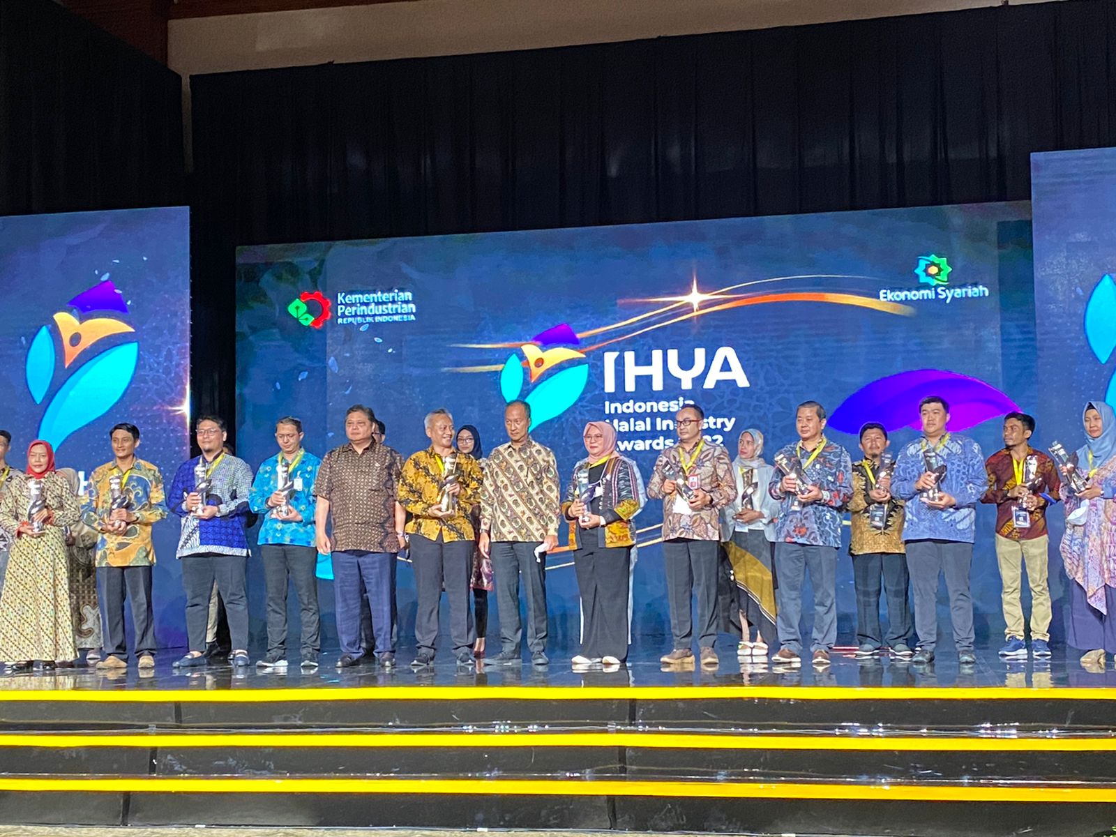 Universitas Brawijaya (UB), Malang, Jawa Timur, menerima penghargaan Indonesia Halal Industry Award (IHYA) 2022 di Jakarta