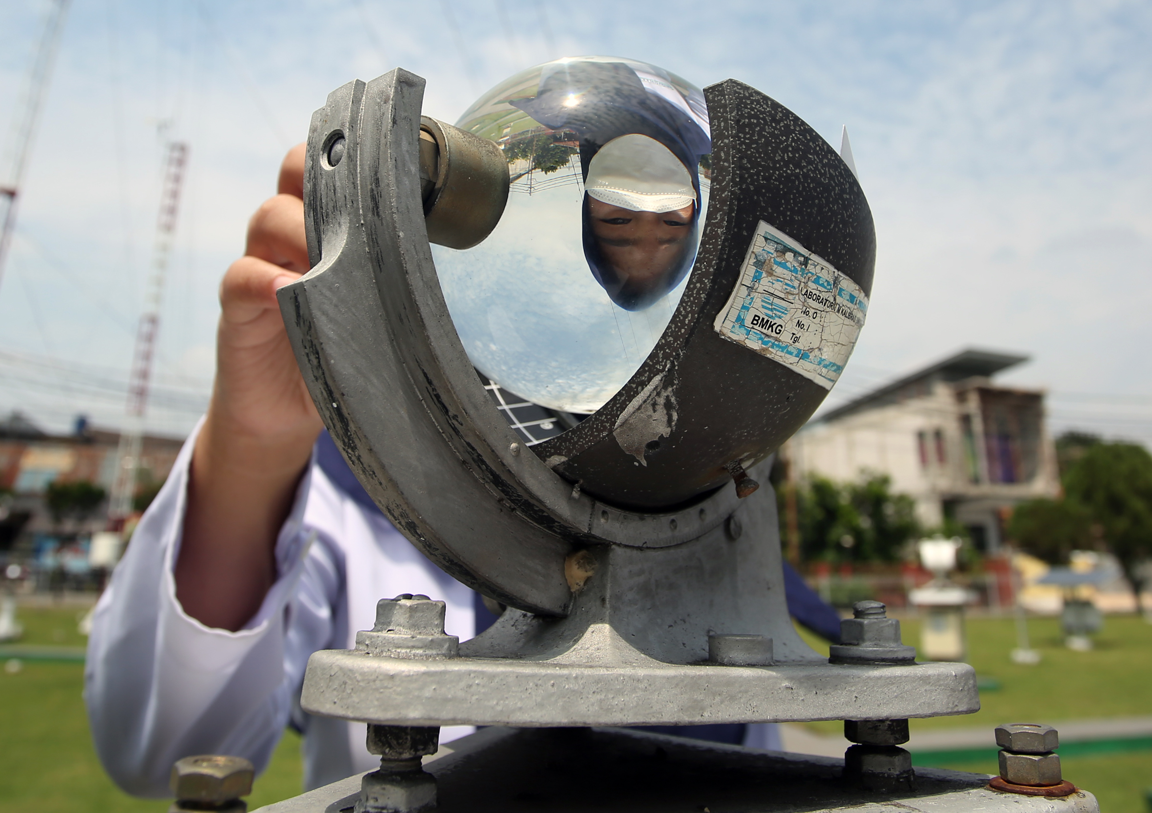 Ilustrasi petugas BMKG.