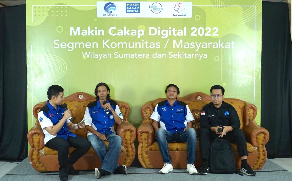  Talkshow literasi digital  mengusung tema Bijaksana Melakukan Pinjaman Online di  Balai Desa Serdang, Lampung Selatan, Rabu (7/12/2022).