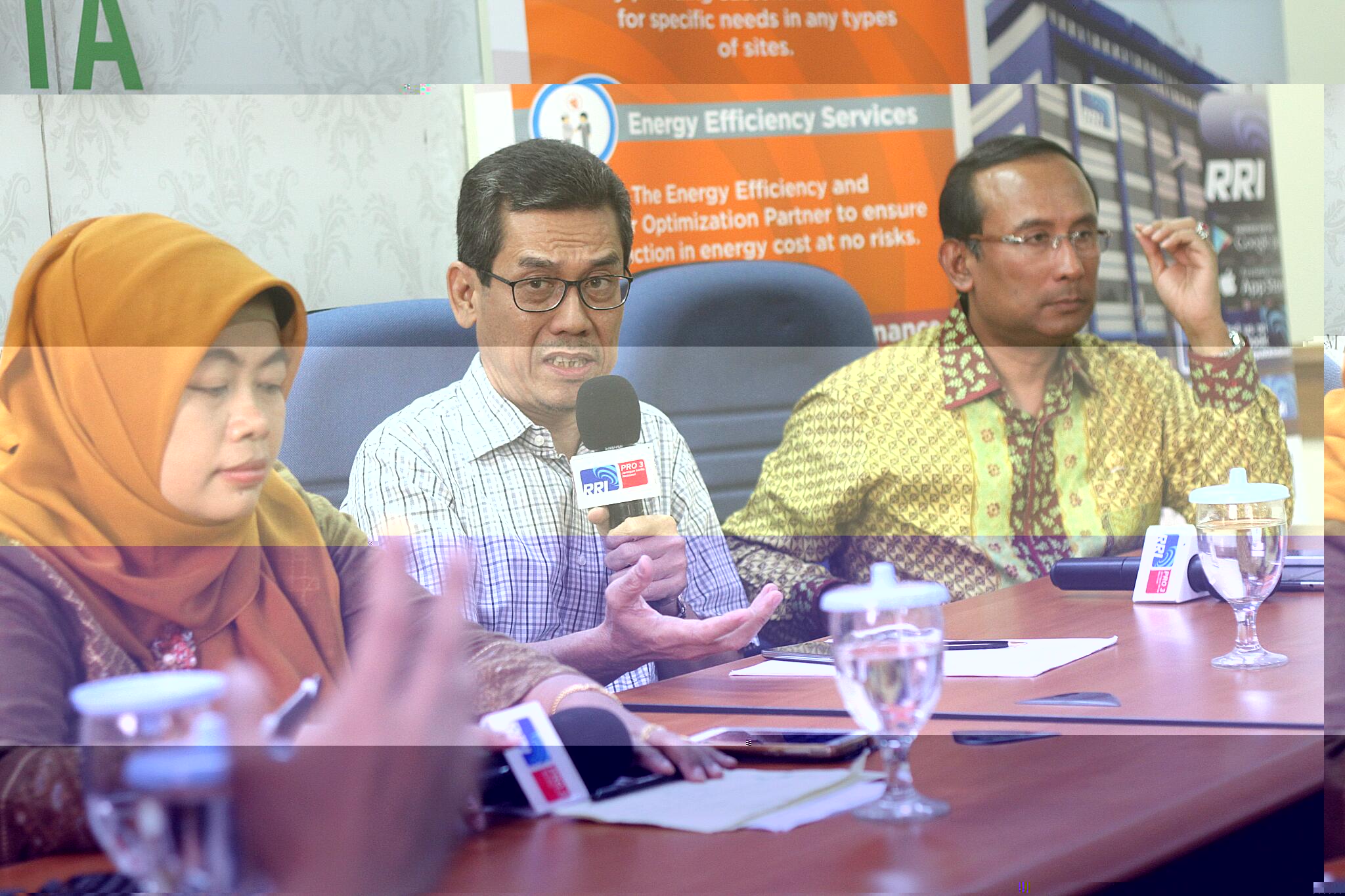 Direktur Eksekutif Indonesian Resources Study (IRESS), Marwan Batubara (tengah)