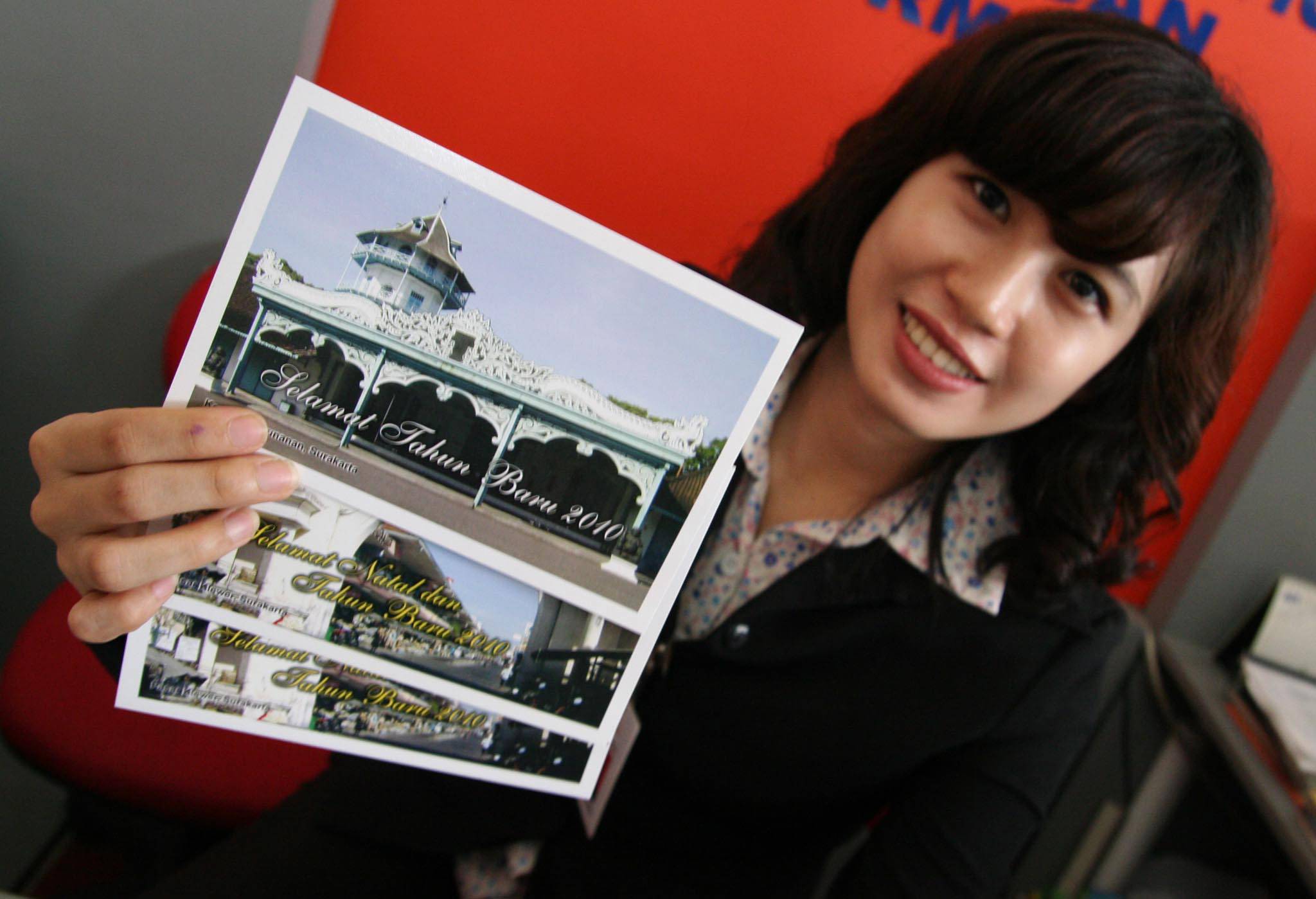 Ilustrasi--Seorang petugas menunjukkan kartu pos ucapan selamat tahun baru di Kantor Pos Besar Solo, Jateng.