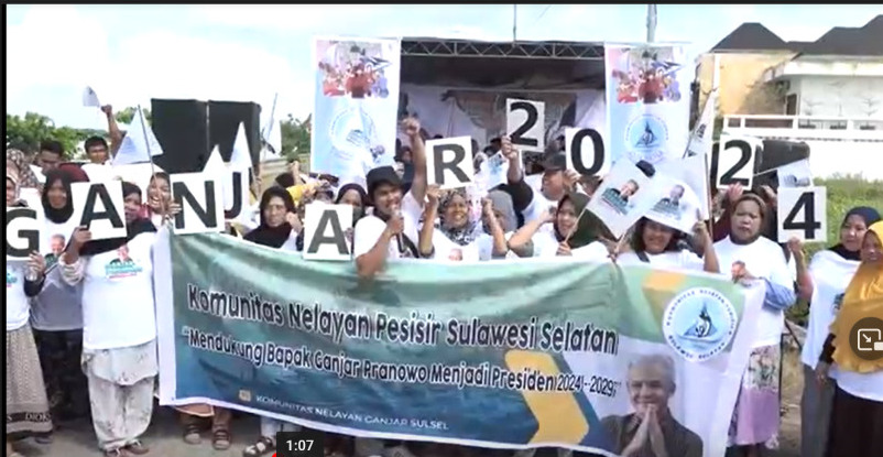 Festival Kuliner Nelayan digelar di Pesisir Pantai Watang Soreang, Kecamatan Soreang, Kota Parepare, Sulawesi Selatan, Senin (12/12).