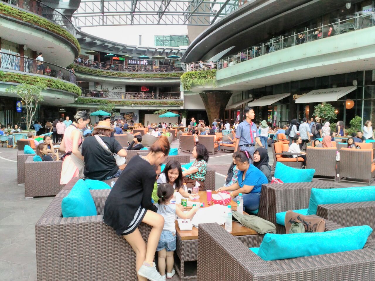 Pengunjung menikmati suasana Lippo Kemang Village