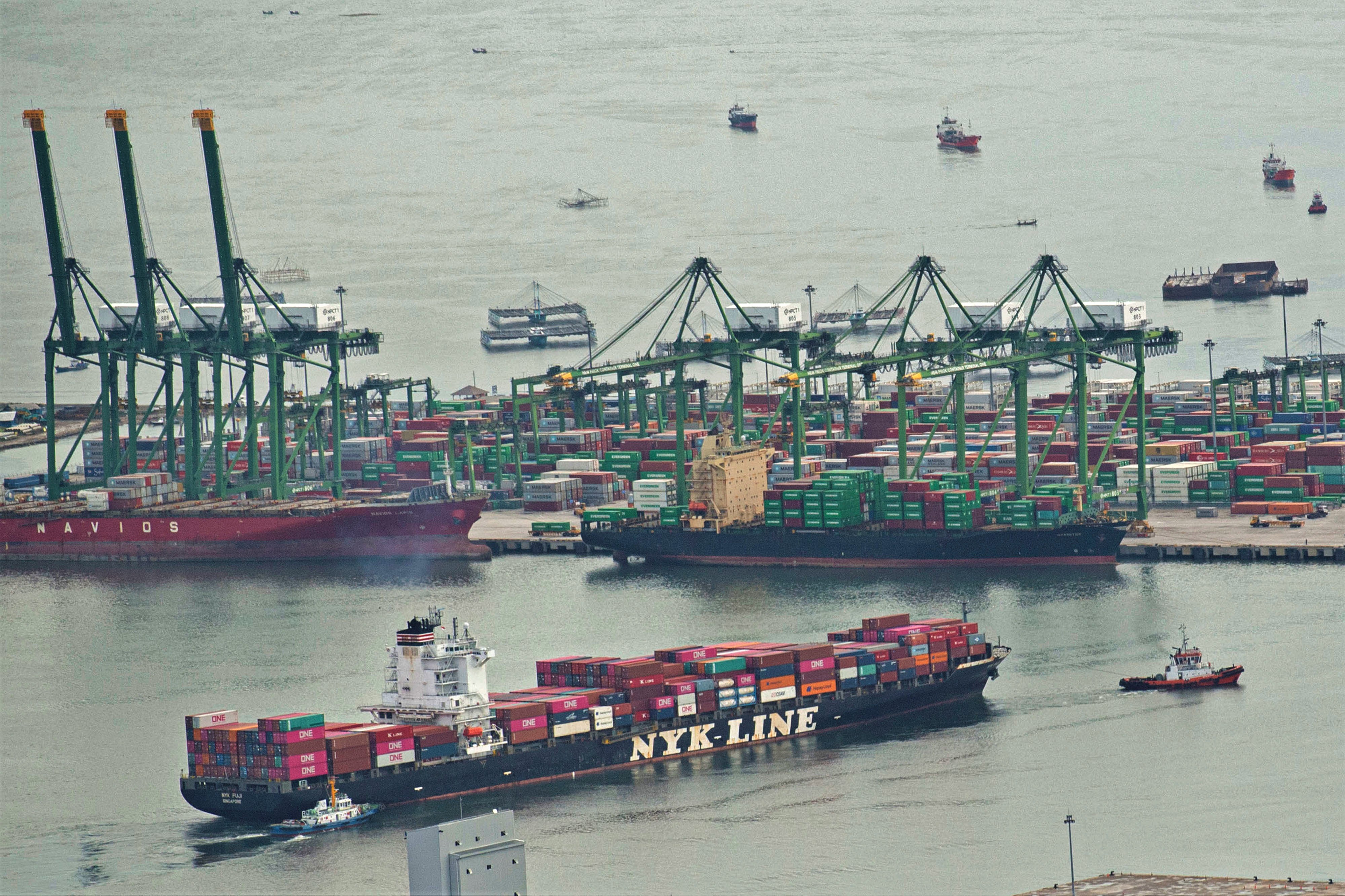 Aktivitas perdagangan di Pelabuhan Tanjung Priok, Jakarta.
