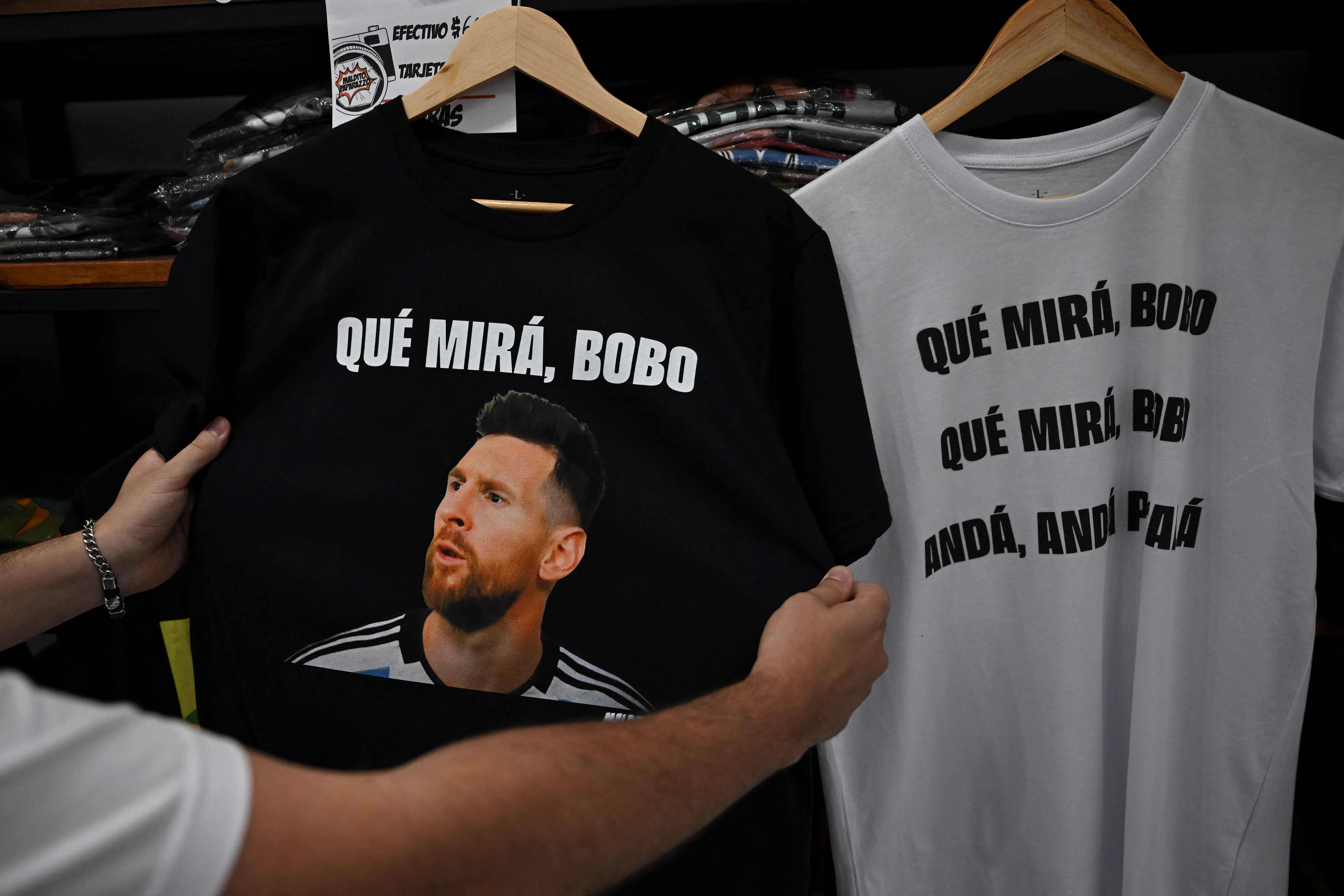 Kaos bergambarkan foto Lionel Messi dan hardikan yang dilontarkannya di perempat final Piala Dunia 2022 dijual di Buenos Aires, Argentina.