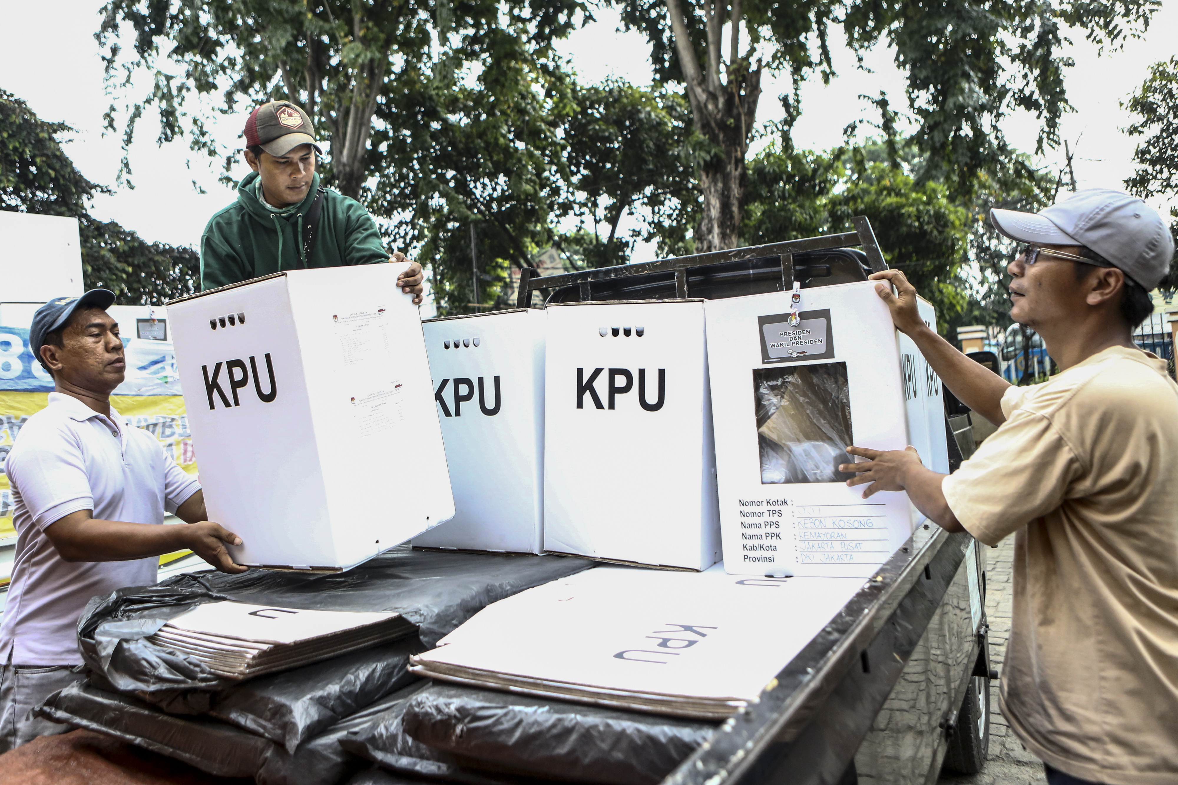 Petugas menyusun logistik pemilu untuk didistribusikan ke sejumlah wilayah.