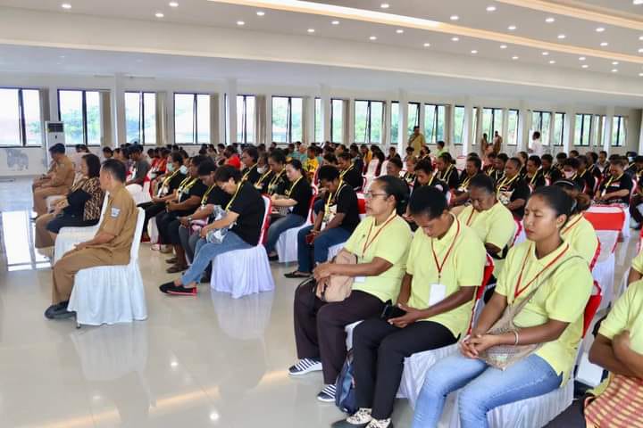 Peserta pembuatan souvenir khas Papua, pembuatan kue dan minuman, di Gedung Tigtigweria, Kota Sorong, Papua Barat, Kamis,(22/12/2022).