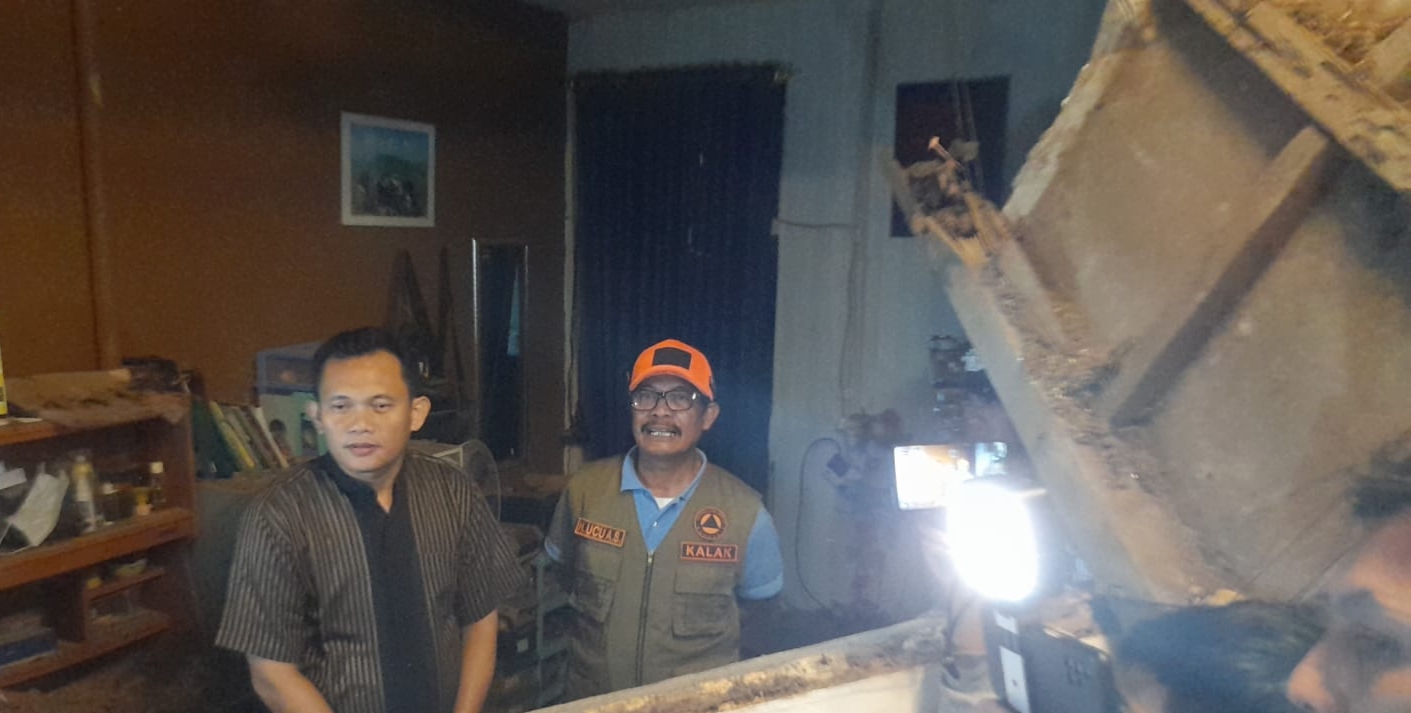 Penjabat Wali Kota dan Kalak BPBD Tasikmalaya mengunjungi salah satu terdampak gempa M 6,1 di Kabupaten Garut, Minggu (4/12). 