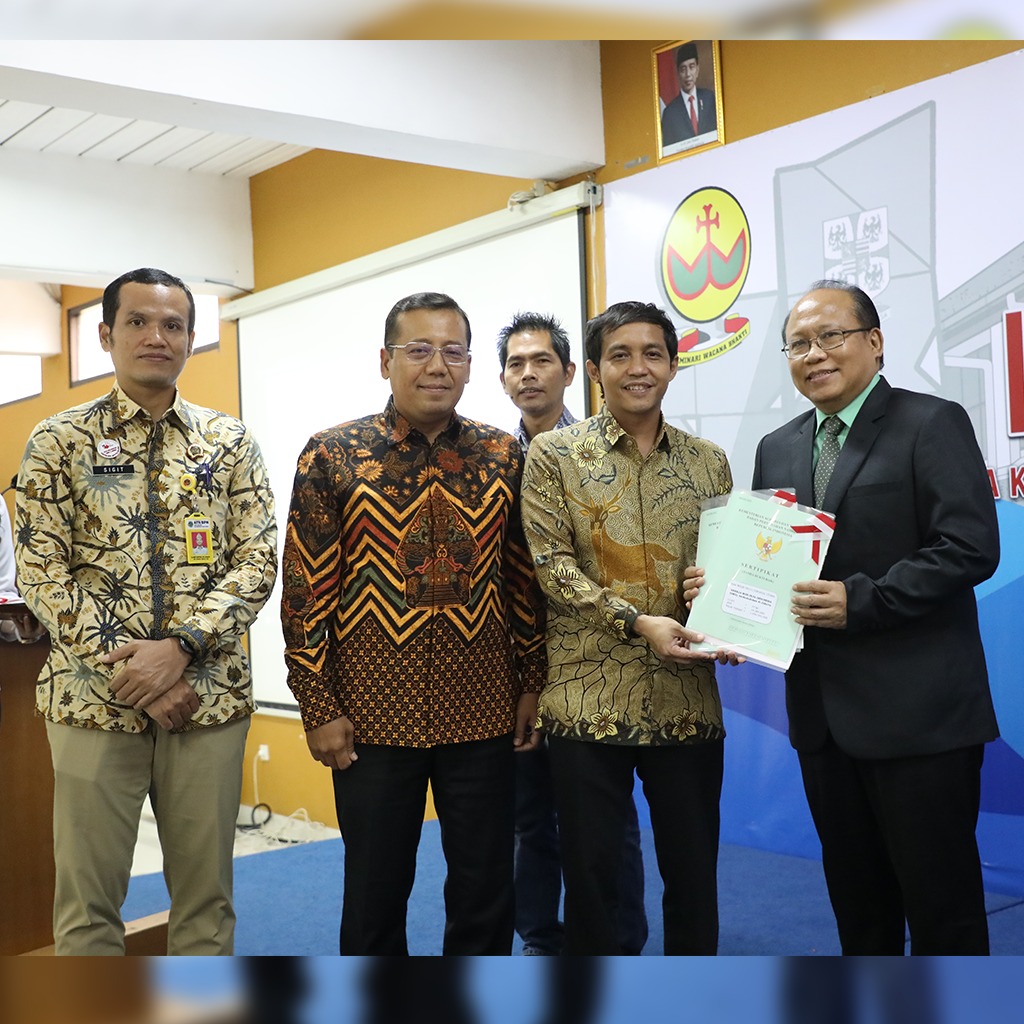 Wakil Menteri ATR/BPN Raja Juli Antoni menyerahkan sertifikat tanah kepada 4 Gereja di Jakarta