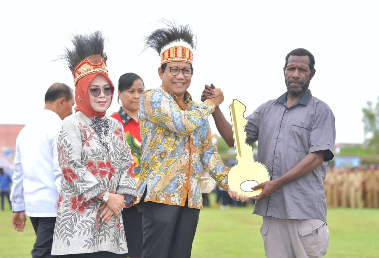  Mendes PDTT Abdul Halim Iskandar didampingi Istri Lilik Umi Nasriyah menyerahkan kunci rumah kepada 17 Kepala Keluarga Transmigran, Senin