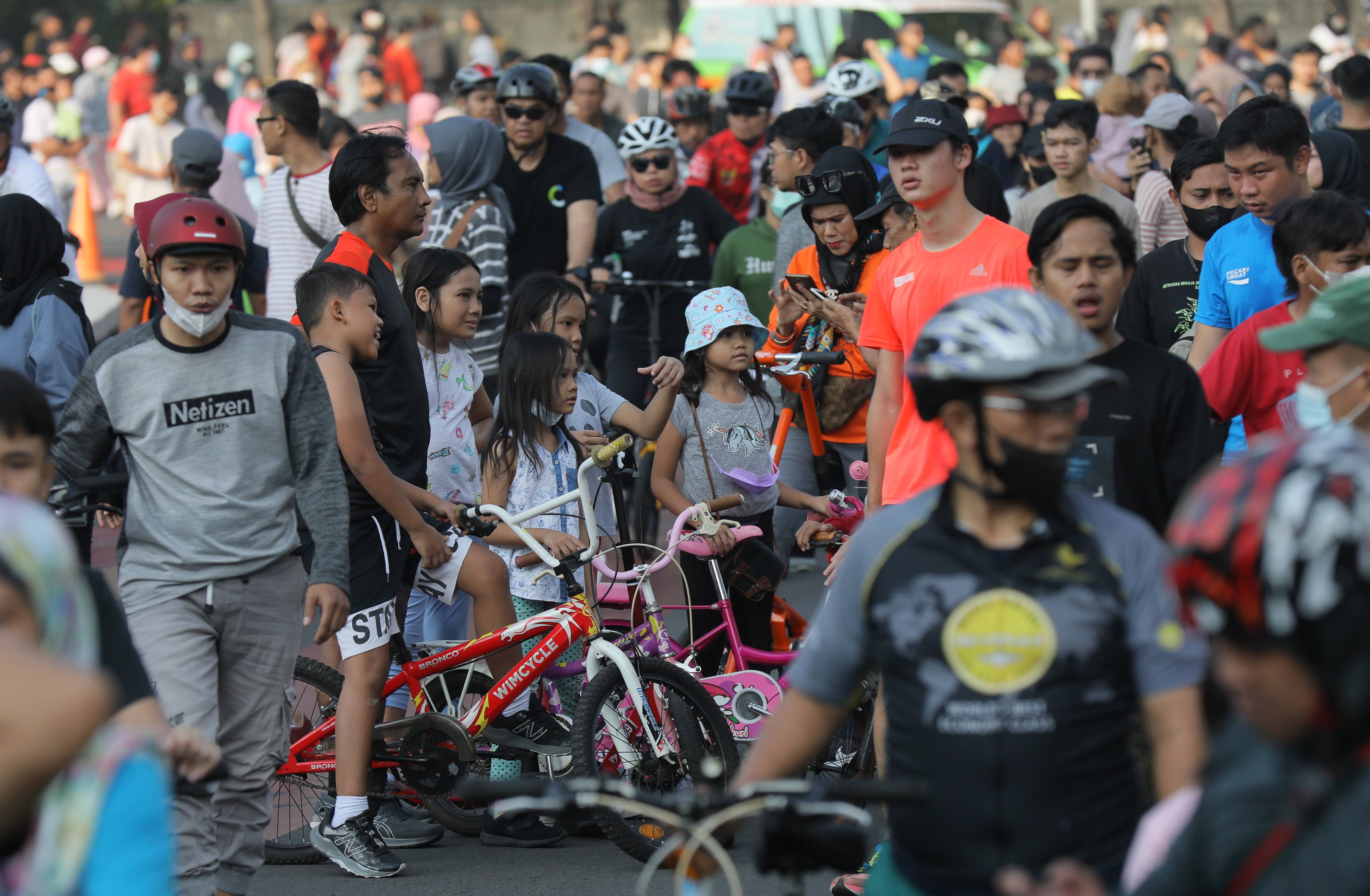 Ribuan warga memadati kawasan Bundaran HI, Jakarta, saat Car Free Day (CFD) berlangsung.