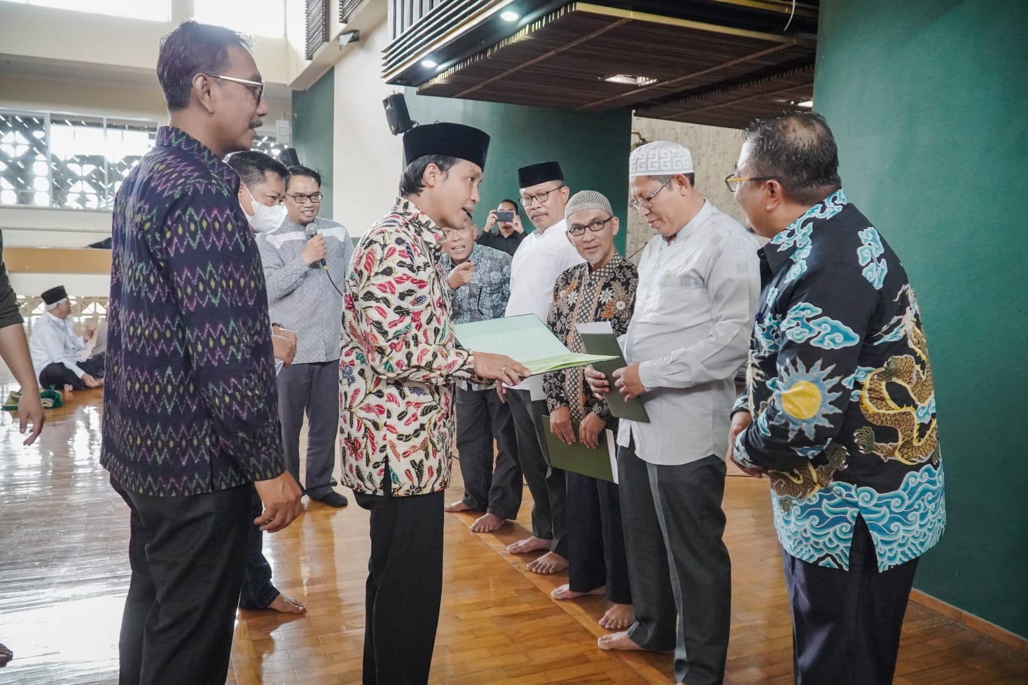 Wakil Menteri ATR/BPN Raja Juli Antoni menyerahkan sertifikat tanah wakaf dan fasilitas umum di Masjid Raya Mujahidin Bandung, Jabar.