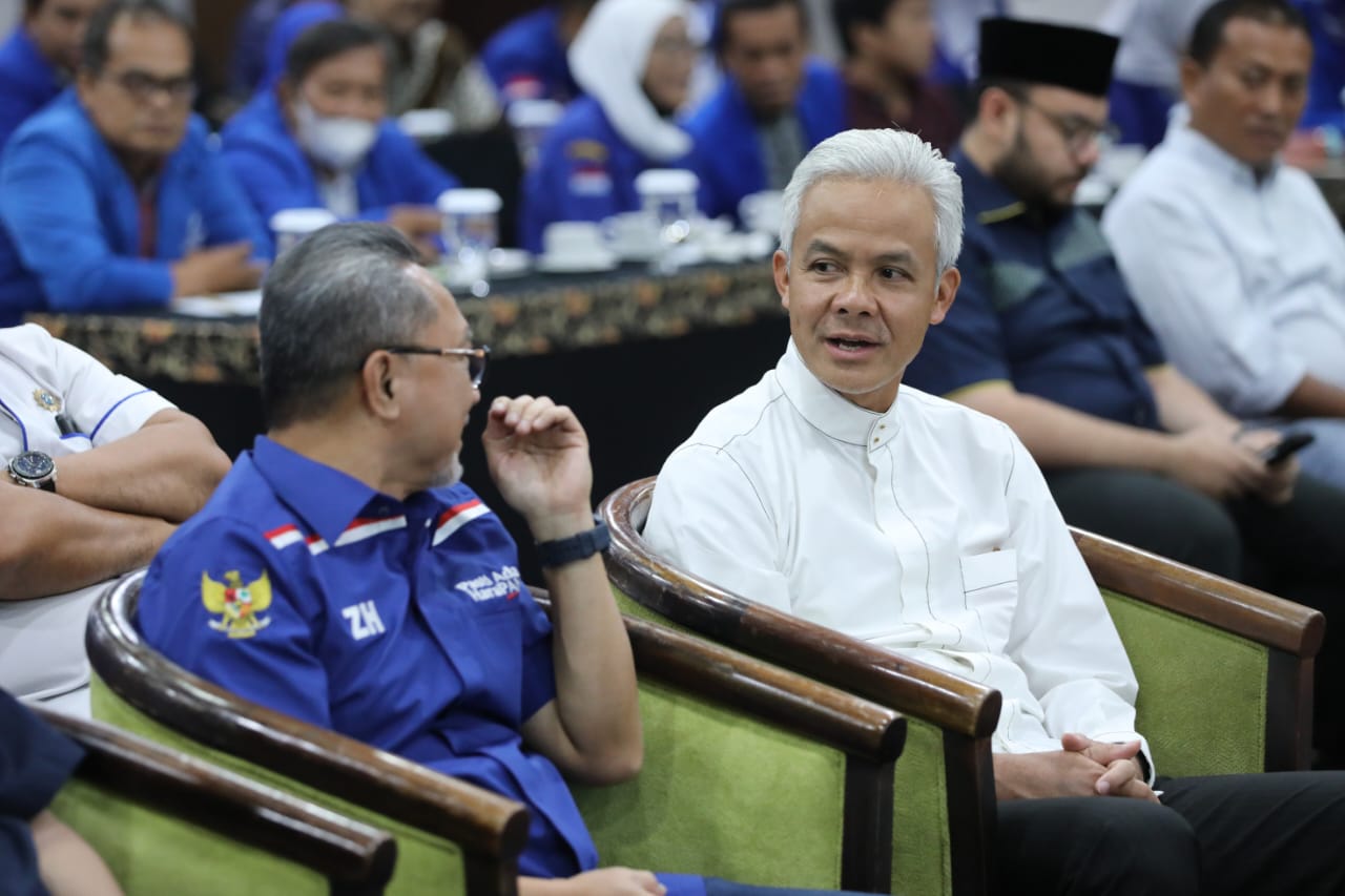 Ketua Umum Partai Amanat Nasional (PAN) Zulkilfi Hasan berbincang dengan Gubernur Jateng Ganjar Pranowo yang hadir di Rakor PAN Jateng, Juma