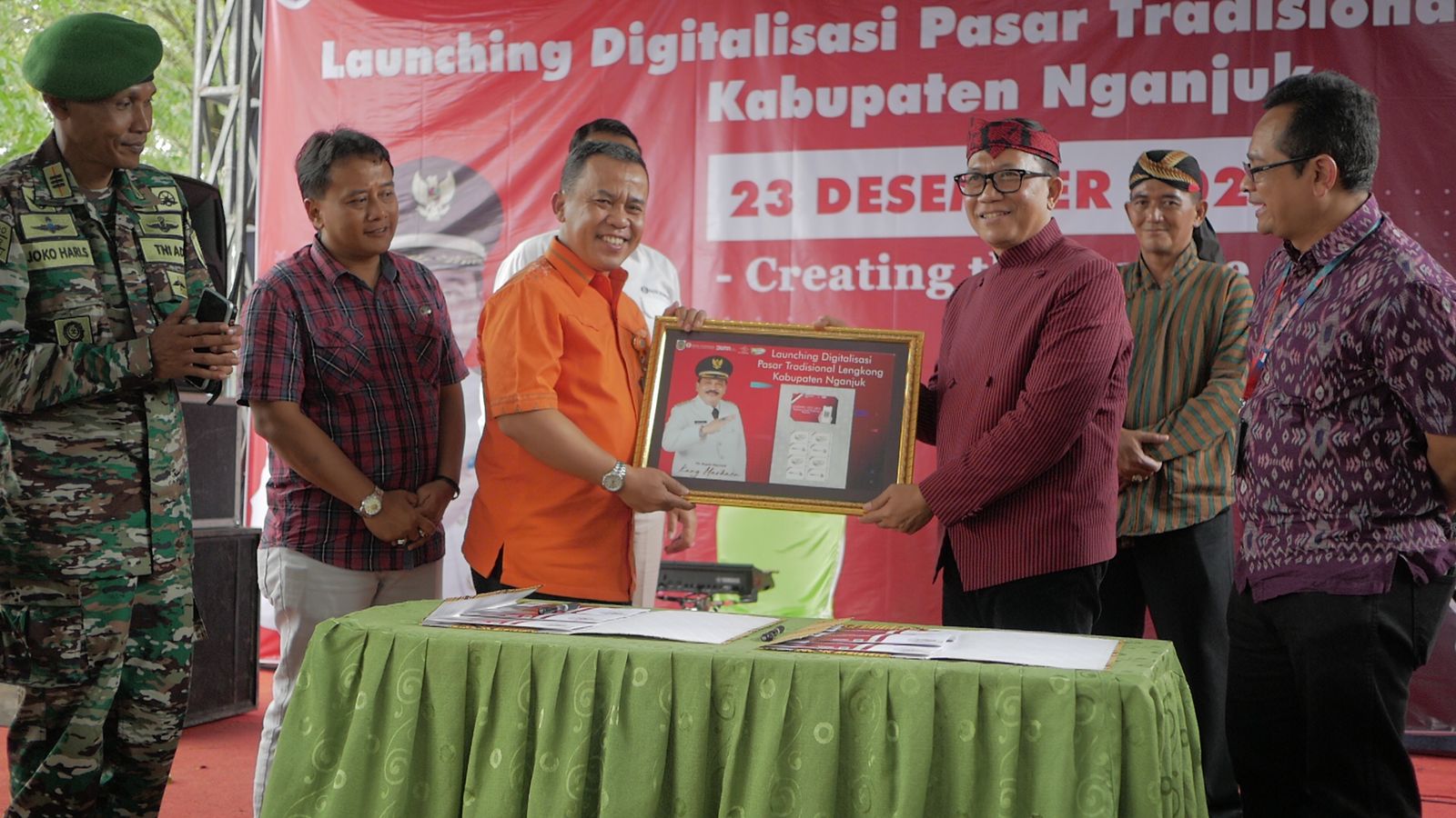 Kemendag menggandeng PT Pos Indonesia meresmikan digitalisasi pasar rakyat di Lengkong, Kabupaten Nganjuk, Jawa Timur, Jumat (23/12)..