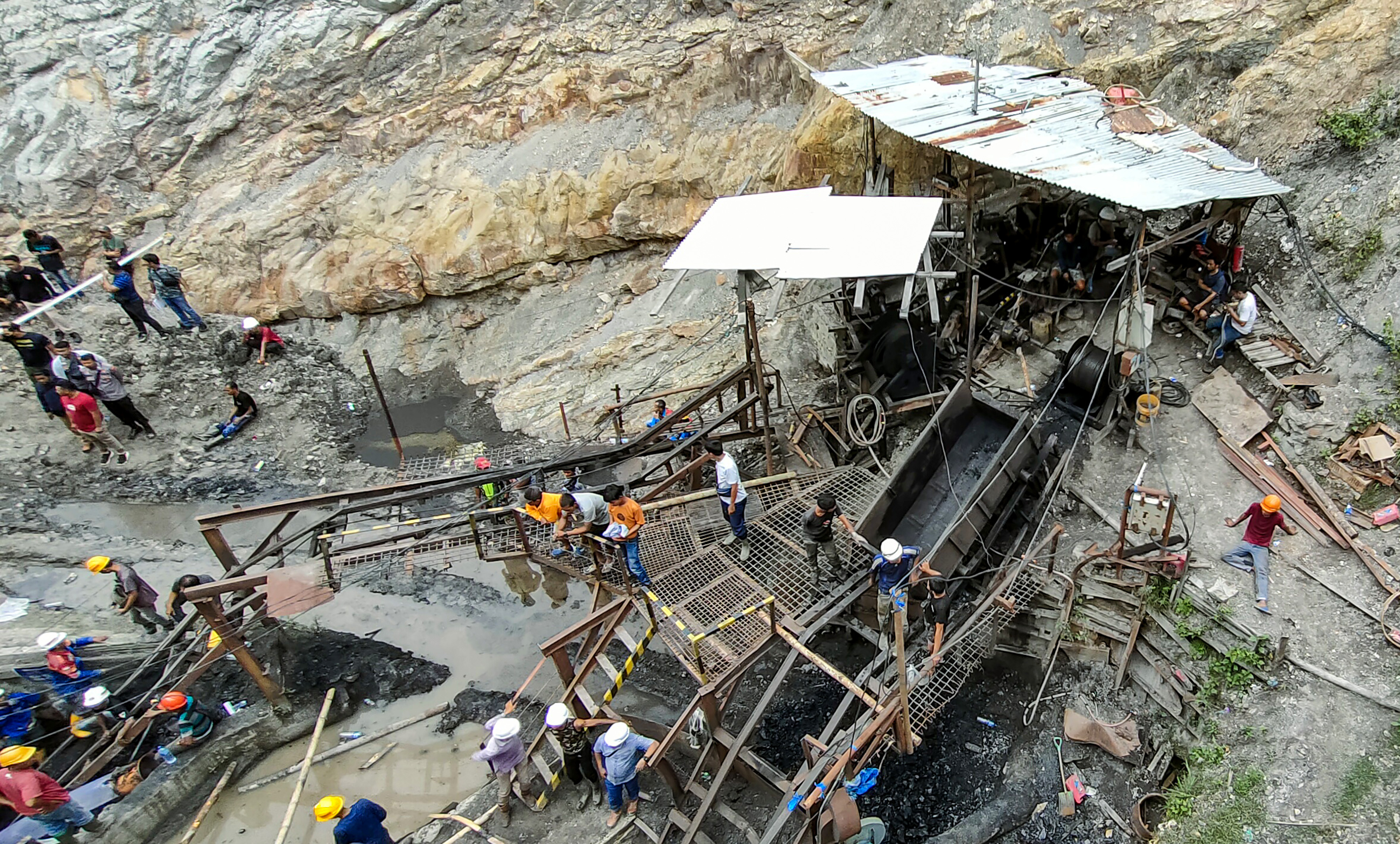Suasana lokasi ledakan tambang batu bara yang dikelola PT Nusa Alam Lestari (PT NAL) di Desa salak, Kecamatan Talawi, Sawahlunto, Sumbar.