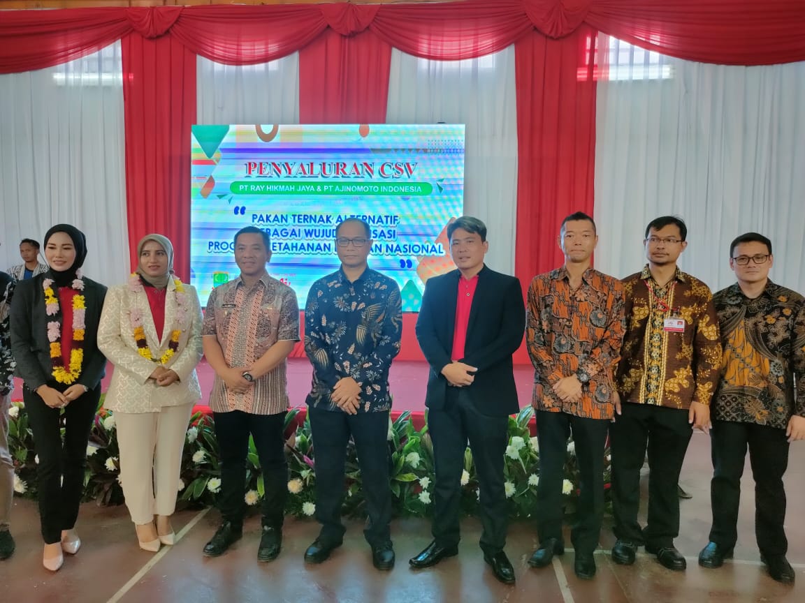 Acara penyerahan bantuan pakan bagi peternak dari RHJ dan Ajinomoto kepada peternak di Karawang, Jawa Barat. 