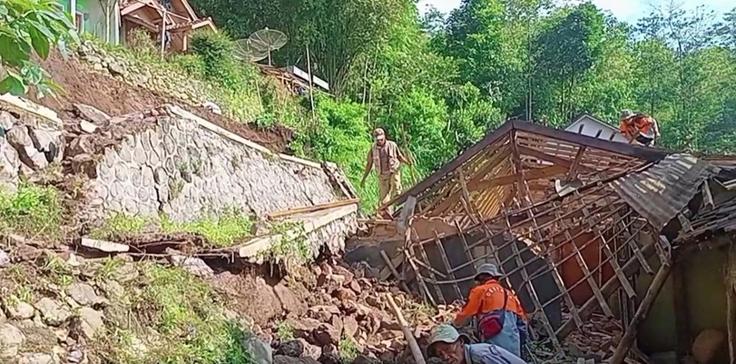 3 Rumah Warga di Garut Hancur Tertimpa Longsoran Tebing