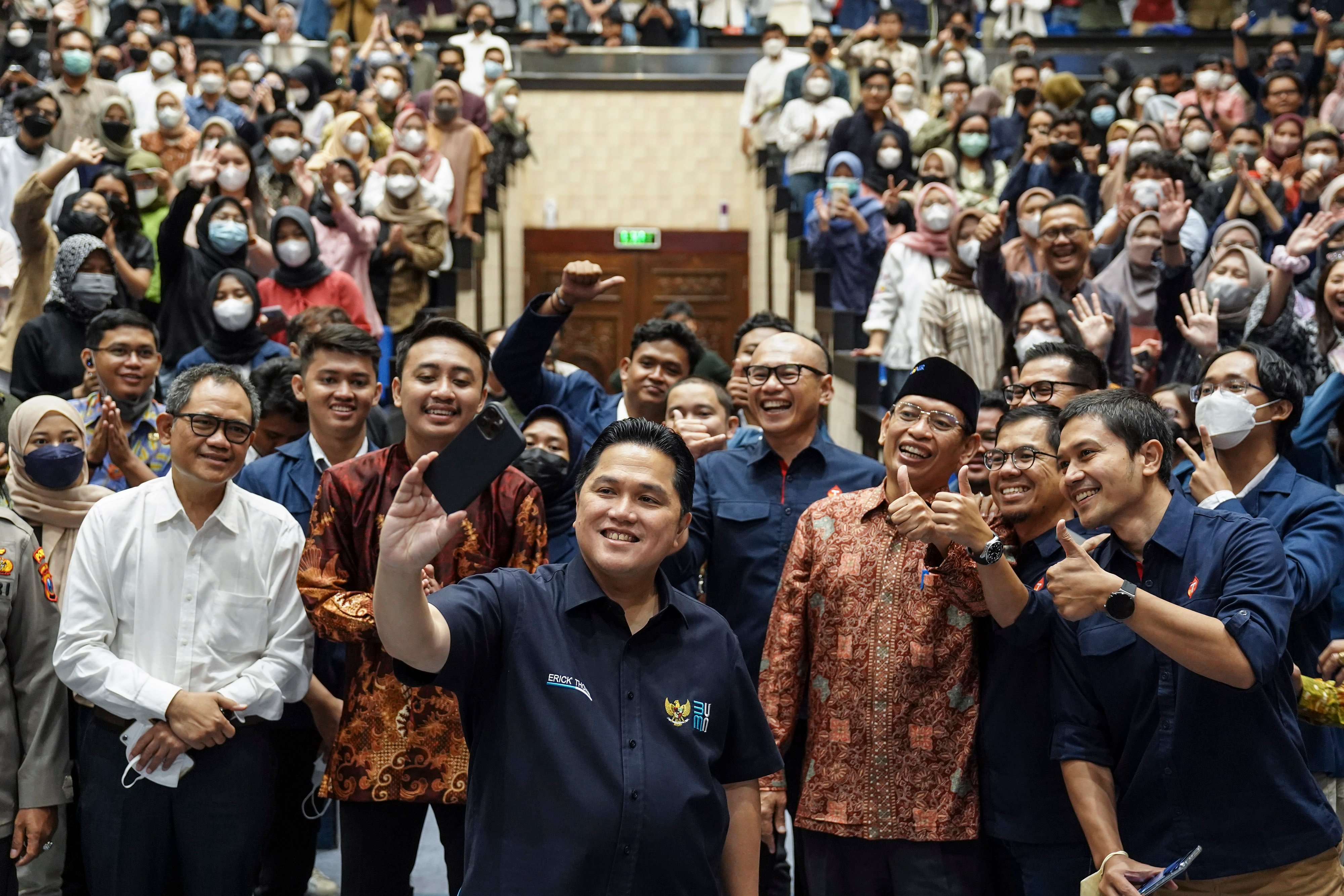 Menteri BUMN Erick Thohir ditengah mahasiswa dan akademisi UGM beberapa waktu lalu.