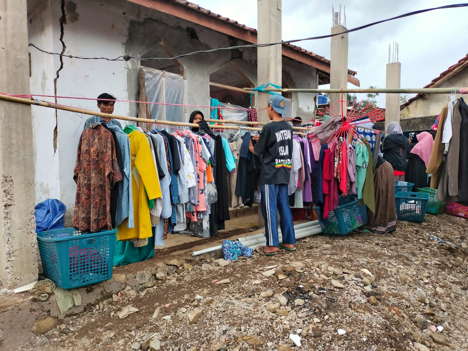  Pengelolaan distribusi pakaian donasi cara Britania Sari.