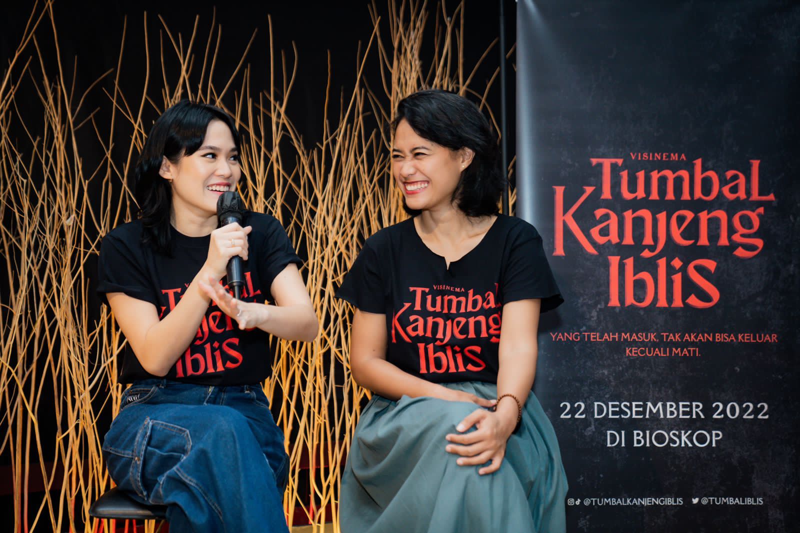 Sheryl Sheinafia (kiri) dan Putri Ayudya (kanan).