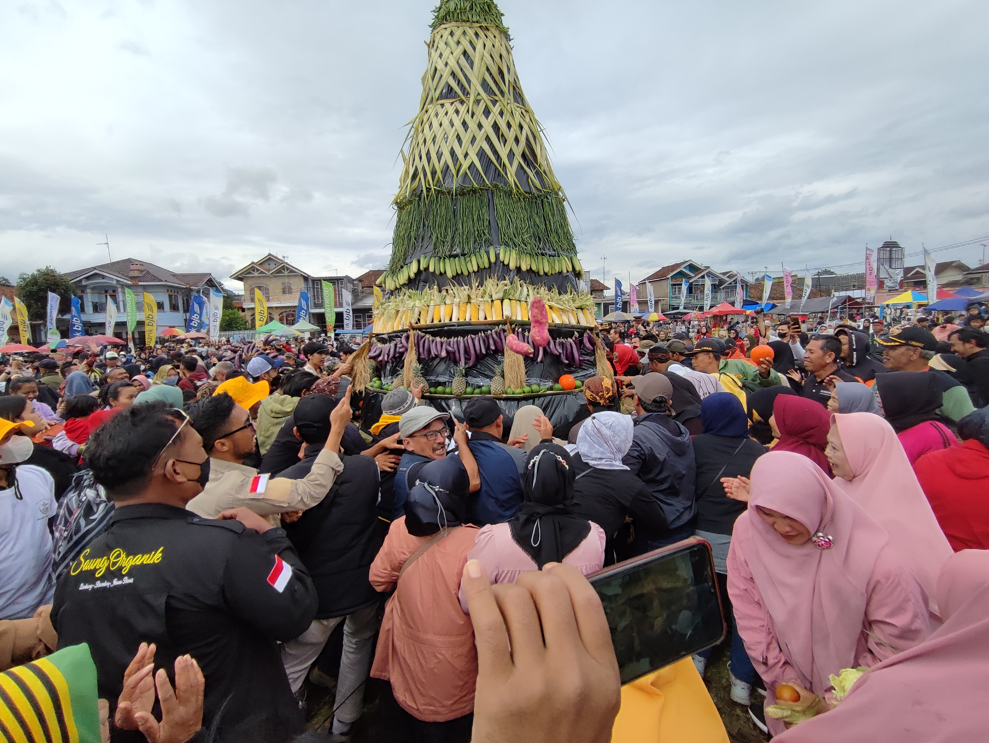 Acara Fun Farmers Day yang diadakan di lapangan Desa Langensari, Kecamatan Lembang, Kabupaten Bandung Barat, Kamis (29/12).