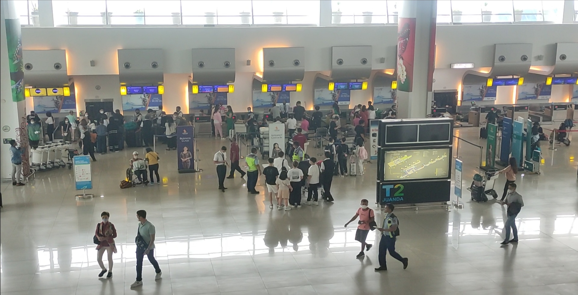 Jelang libur Natal dan Tahun Baru, jumlah penumpang di Bandara Juanda, Sidoarjo, Jawa Timur, meningkat.