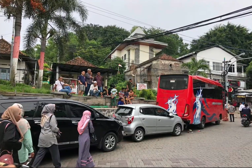 Mobil dan bus yang terkait kecelakaan di kawasan makam Sunan Giri.