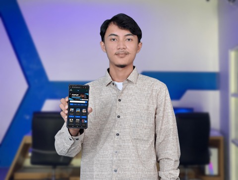 Maulana Rafi, CEO Argaming Shop, menunjukkan aplikasi Argaming Shop pada layar ponselnya.