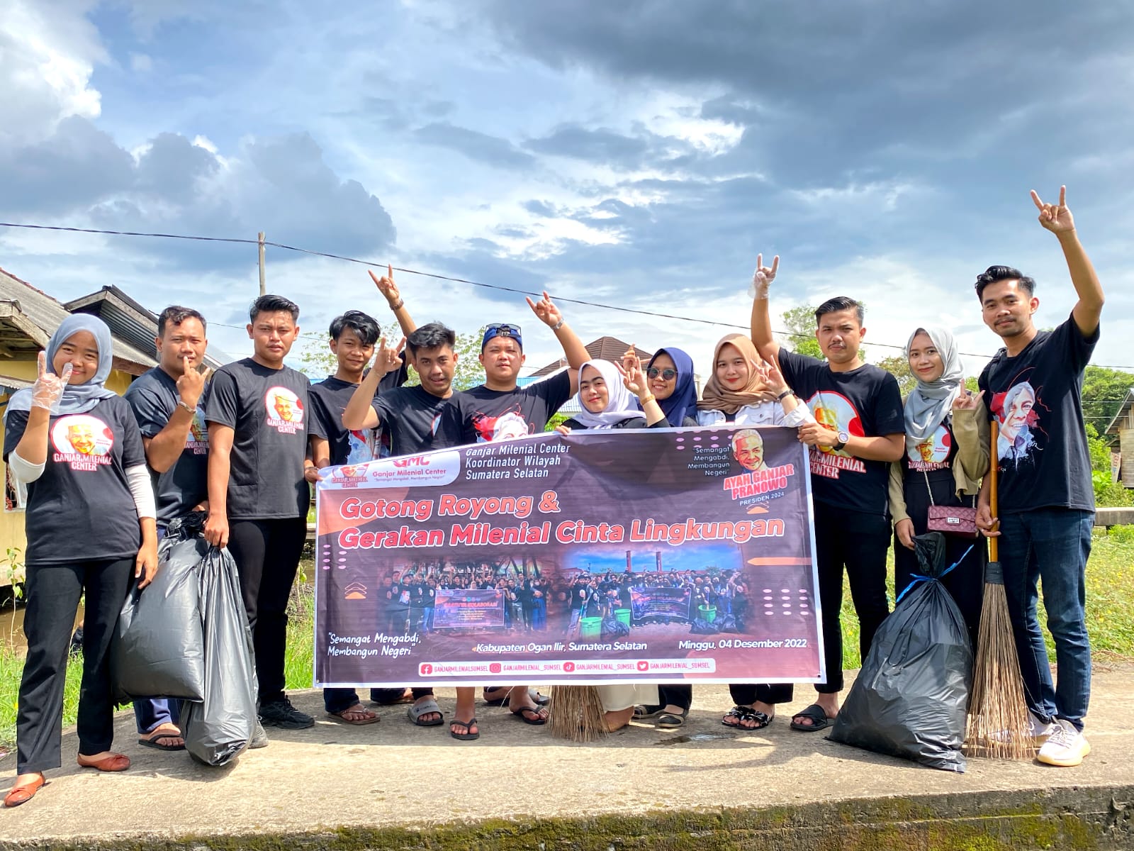 Ganjar Milenial Center Sumsel melakukan aksi gotong royong, bersih-bersih kampung dan Daerah Aliran Sungai (DAS) di Kab.Ogan Ilir, Senin (5/