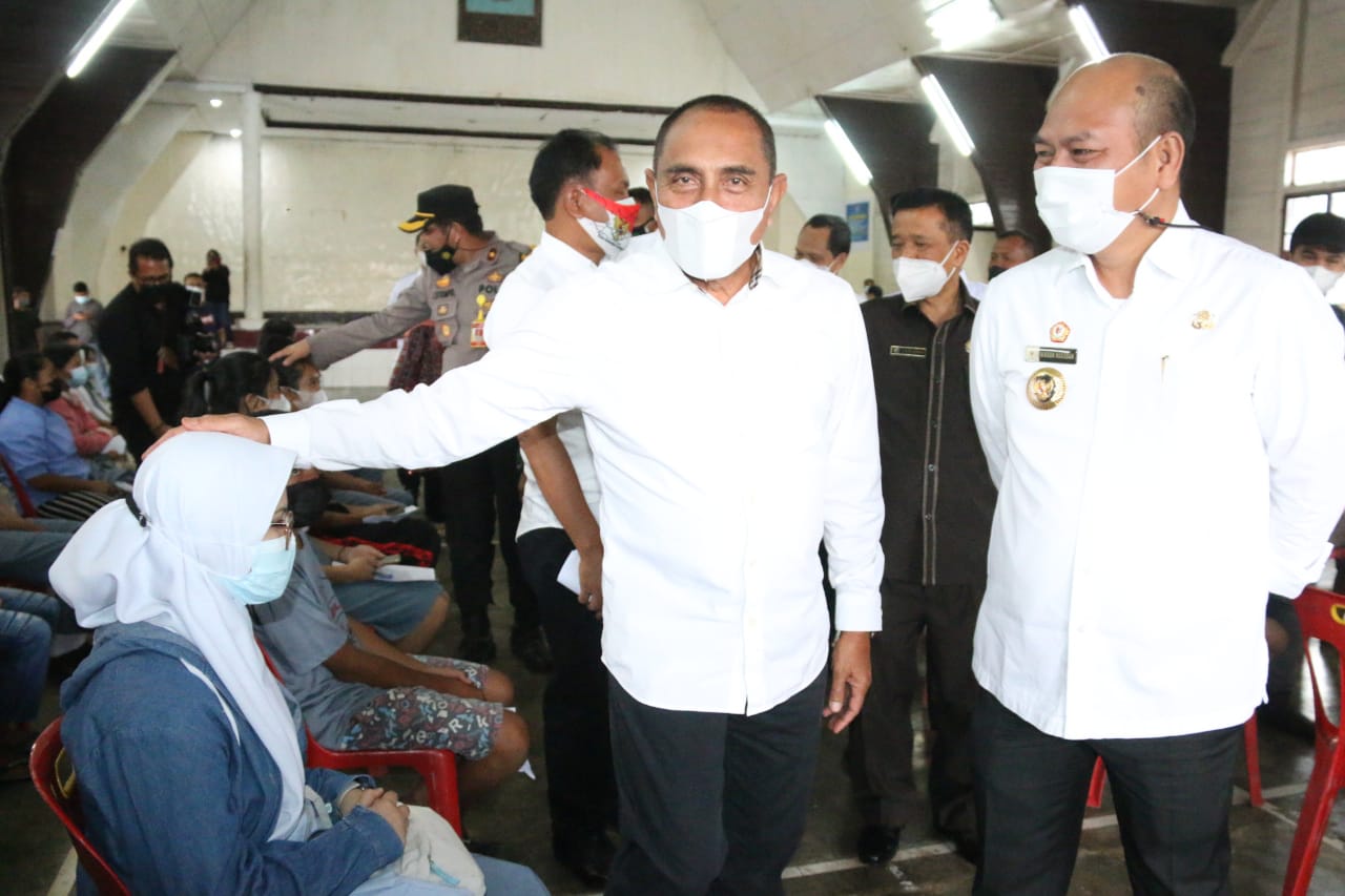 Gubernur Sumatra Utara Edy Rahmayadi (tengah)