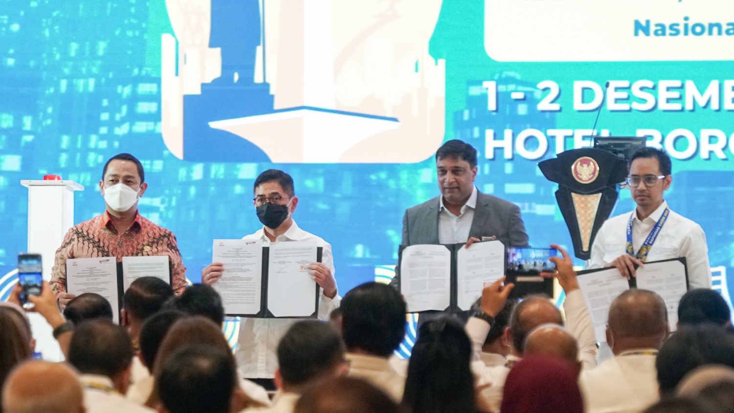 Penandatangan kerja sama antara Indosat Ooredoo Hutchison dengan Kadin