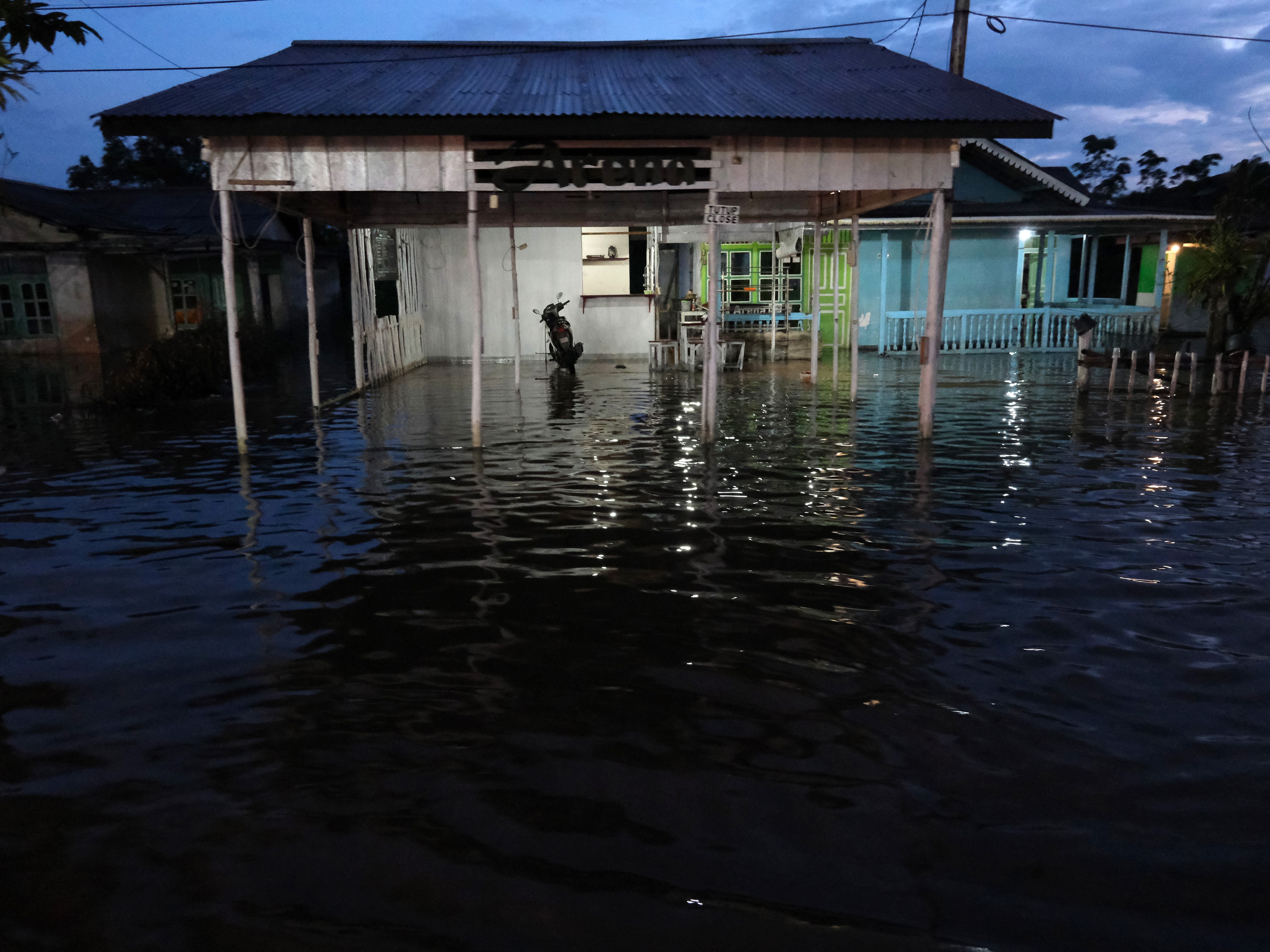 Suasana permukiman masyarakat yang tergenang air di Jalan Lintas Melawi, Sintang, Kalimantan Barat, Sabtu (15/10/2022). 