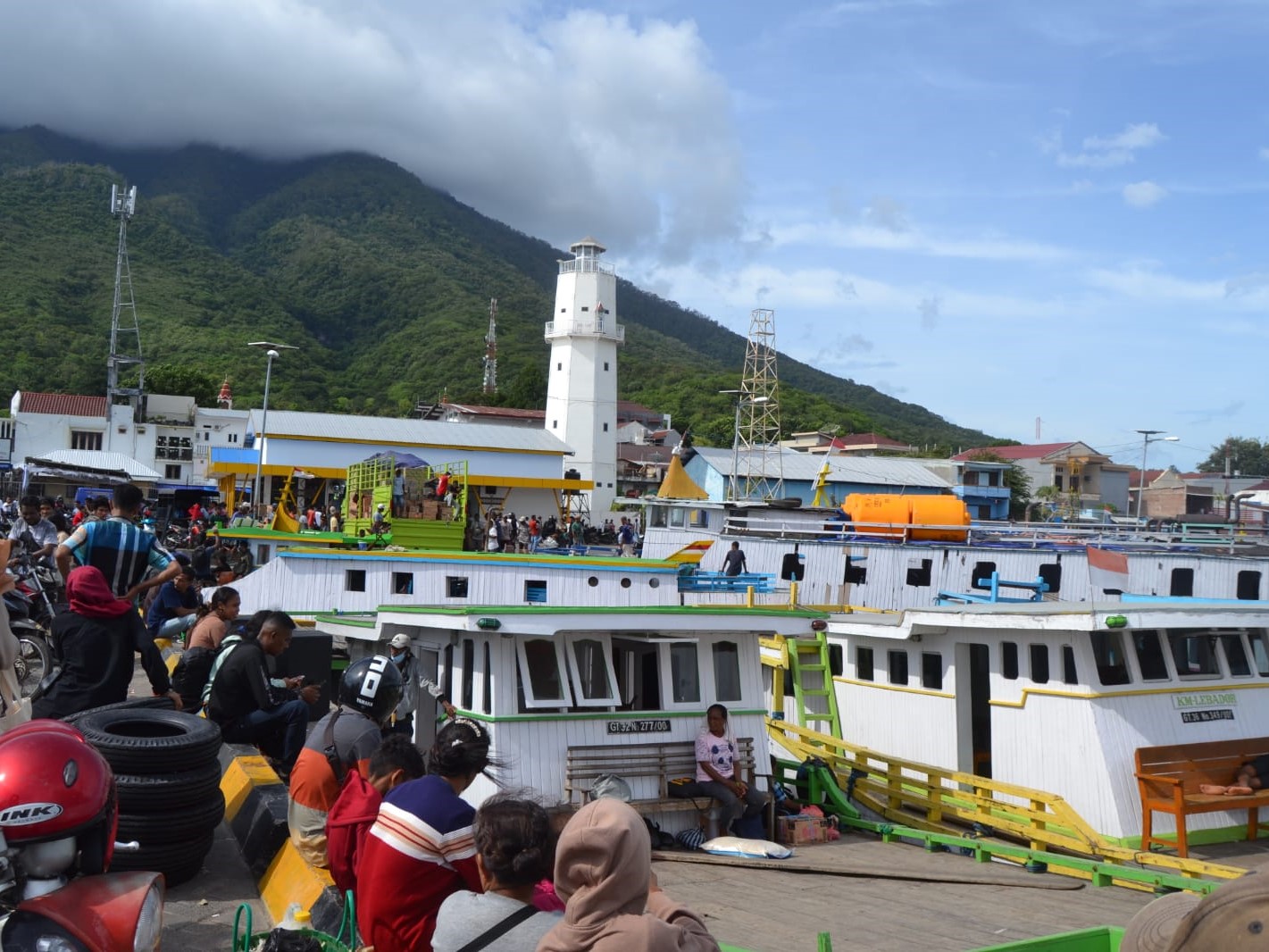 Sejumlah kapal dan pemudik tertahan di pelataran Pelabuhan Rakyat Larantuka, NTT.