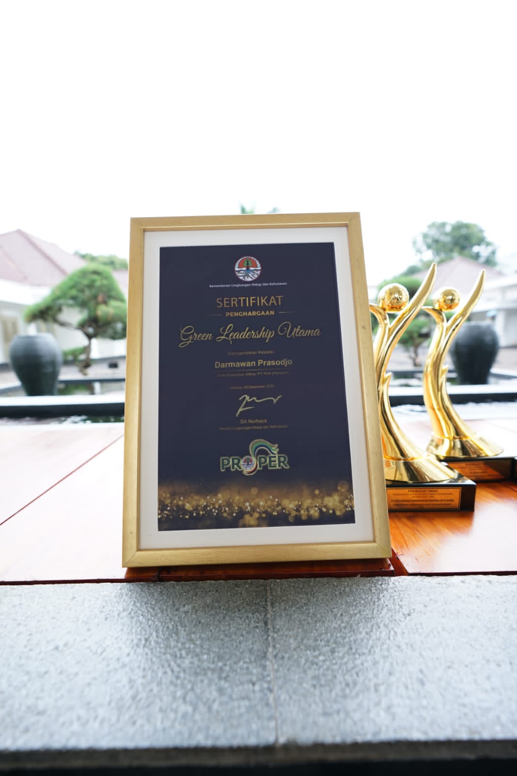 Penghargaan Green Leadership Utama untuk Dirut PLN Darmawan Prasodjo