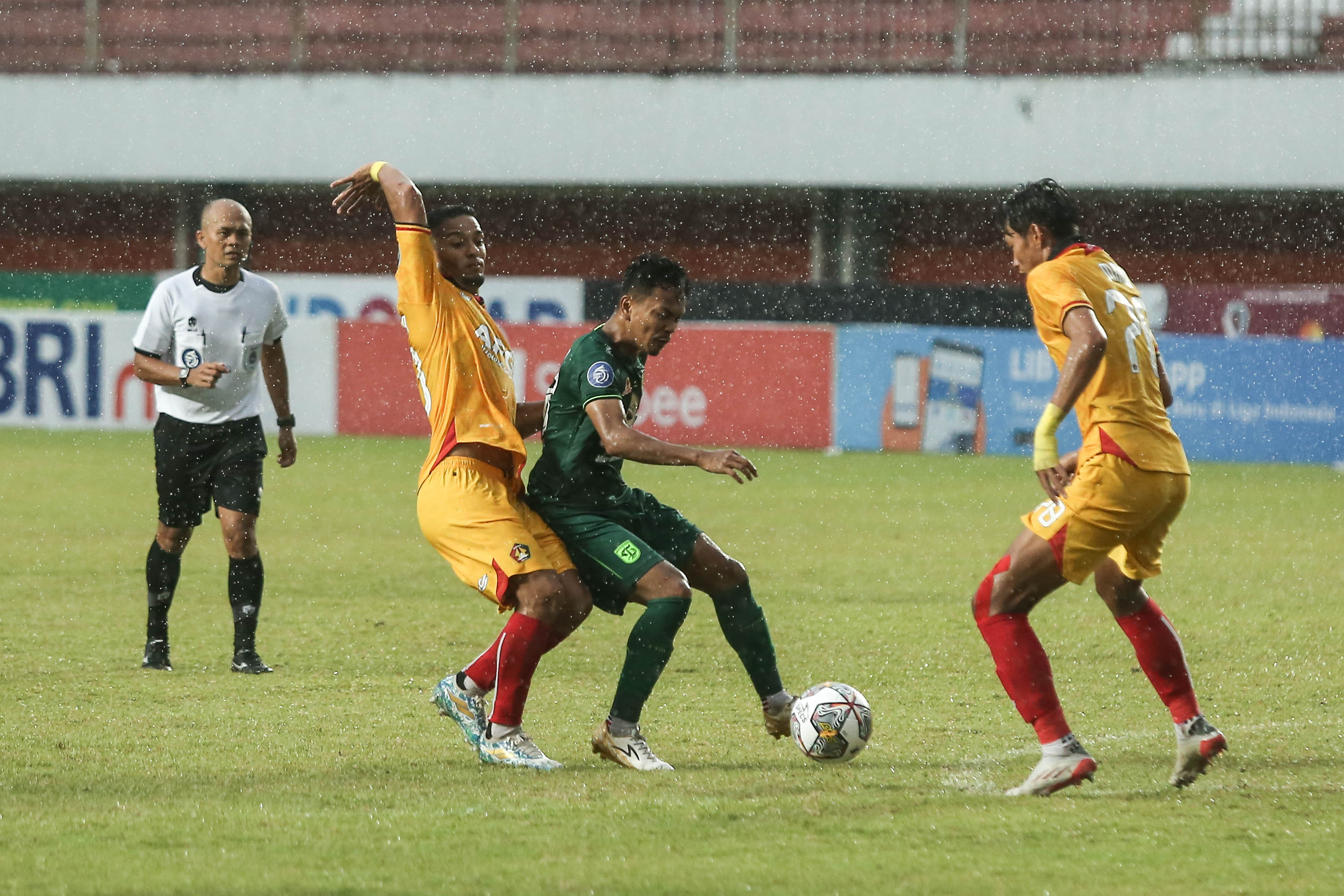 Laga Persik vs Persebaya di Stadion Maguwoharjo, Sleman, DIY, Selasa (13/12).