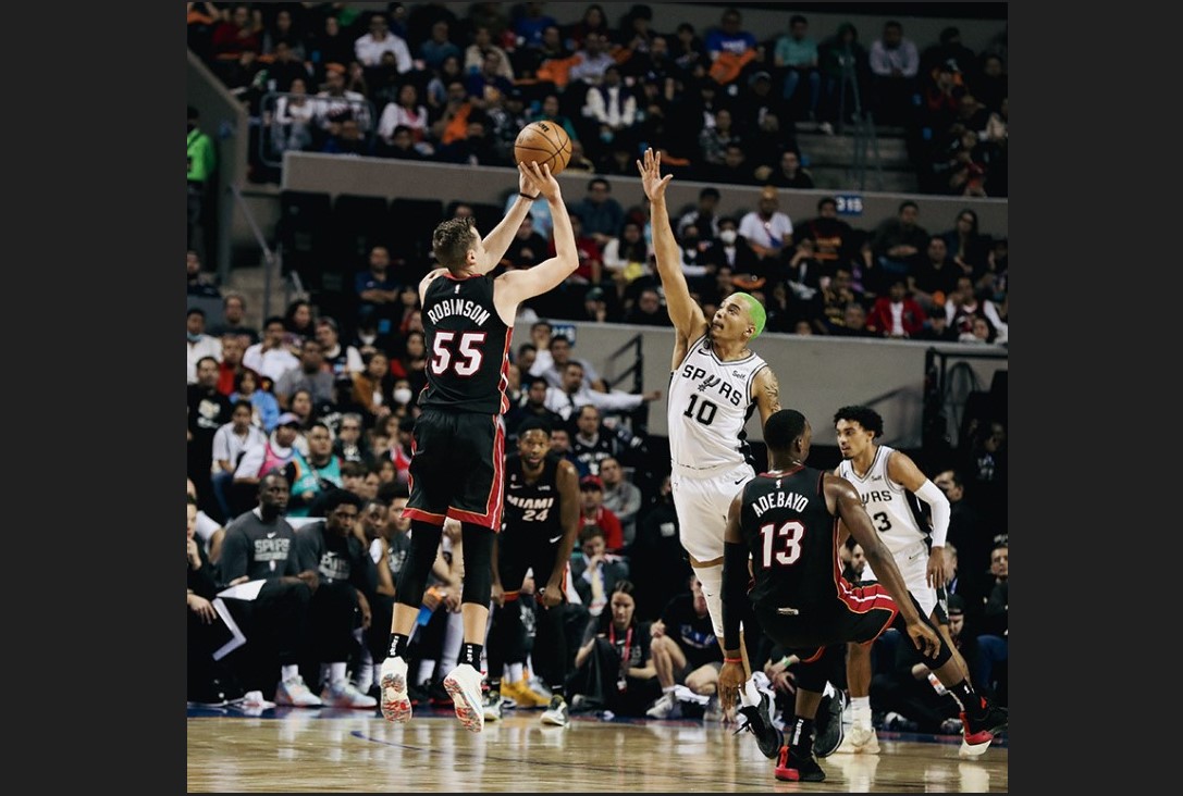 Laga NBA antara Miami Heat dan San Antonio Spurs di Mexico City