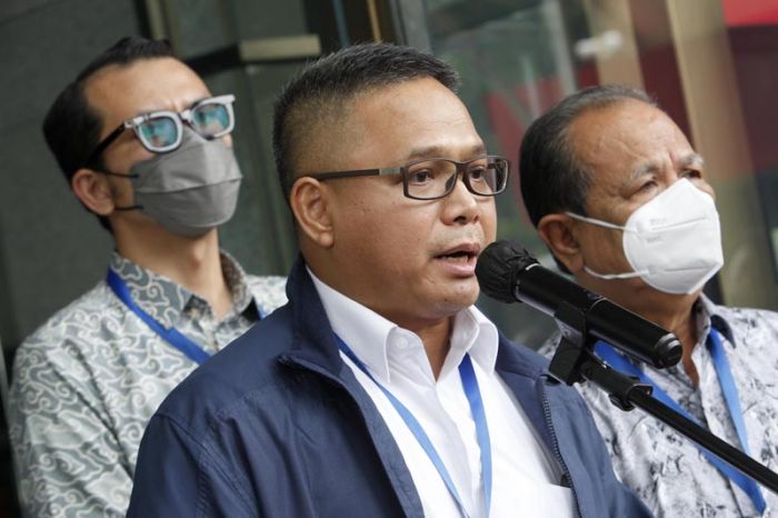 Ketua Bidang Sumber Daya Manusia, Advokasi, Hukum, Penelitian dan Pengembangan Binziad Kadafi (tengah)