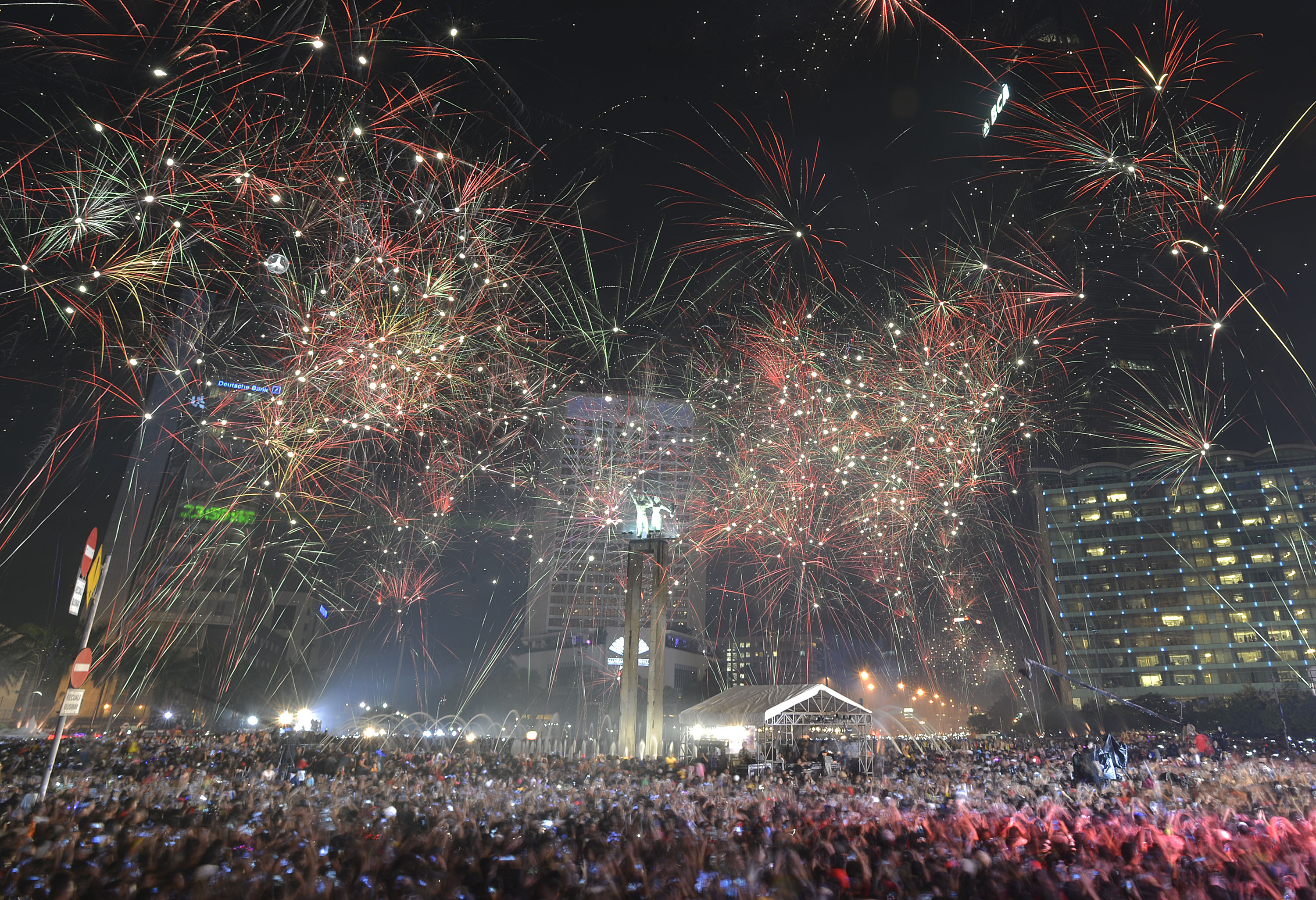 Suasana malam pergantian tahun di Bundaran HI Jakarta Pusat pada 2014 saat Pemprov DKI menggelar Jakarta Night Festival.