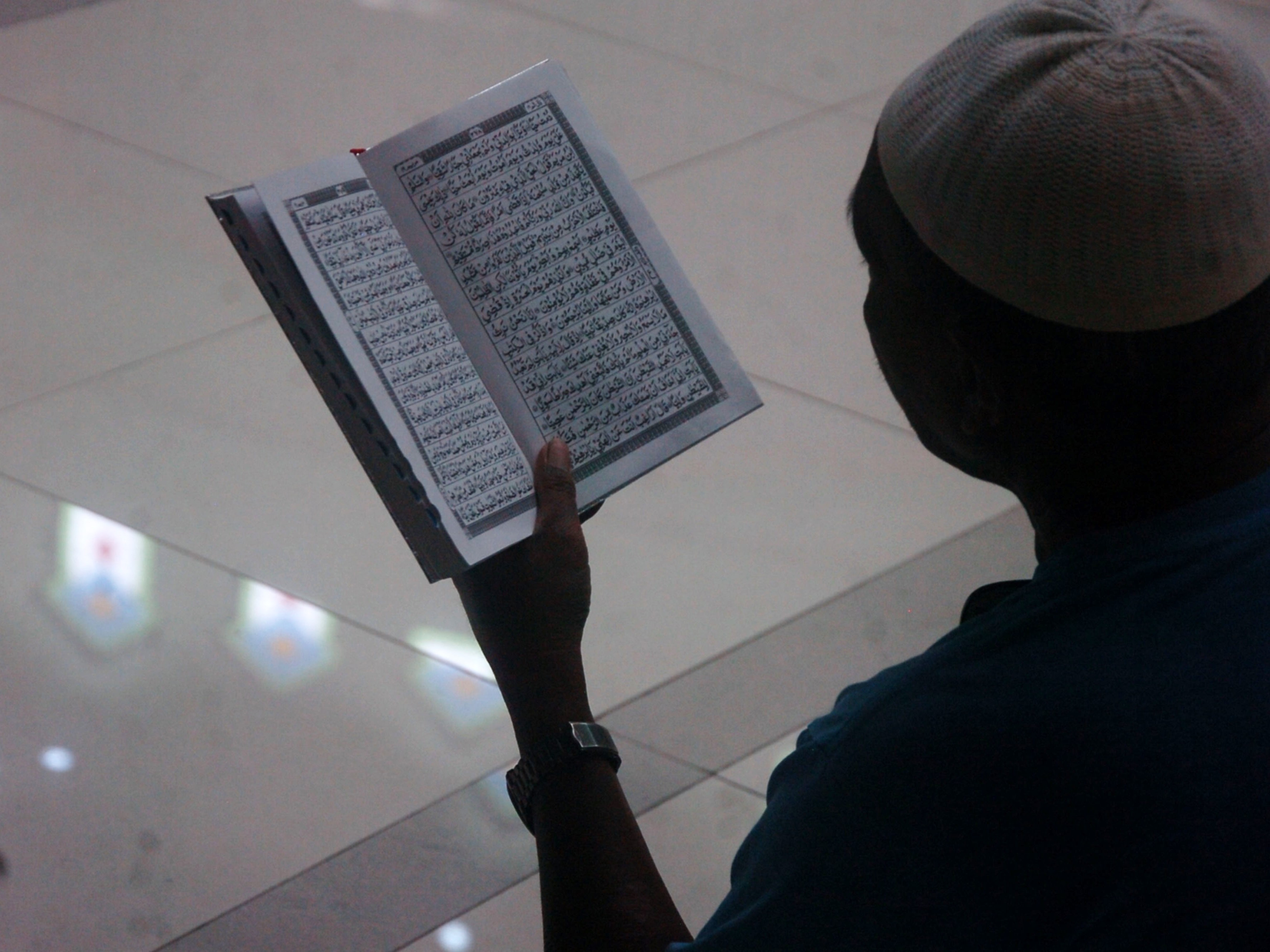 Seorang umat Islam membaca Al-Qur'an di Masjid Agung Tegal, Jawa Tengah, Senin (4/4/2022). 