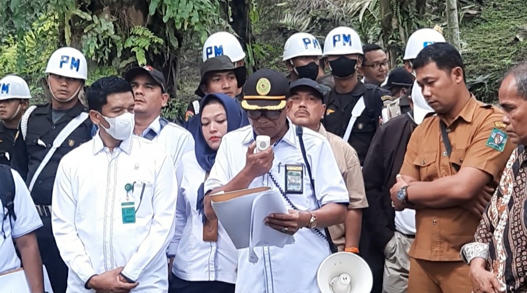 PN Simalungun mengeksekusi lahan milik PTPN IV di Kebun Balimbingan, Nagori Bah Kisa, Kabupaten Simalungun, Sumatra Utara, Senin (19/12).