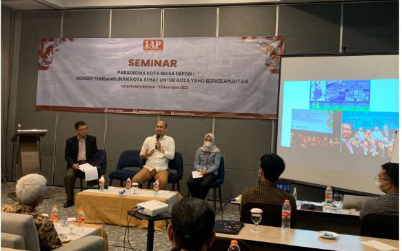Ikatan Ahli Perencanaan (IAP) Banten menyelenggarakan seminar dan diskusi dengan tema Paradigma Kota Masa Depan: Konsep Pembangunan Kota Seh