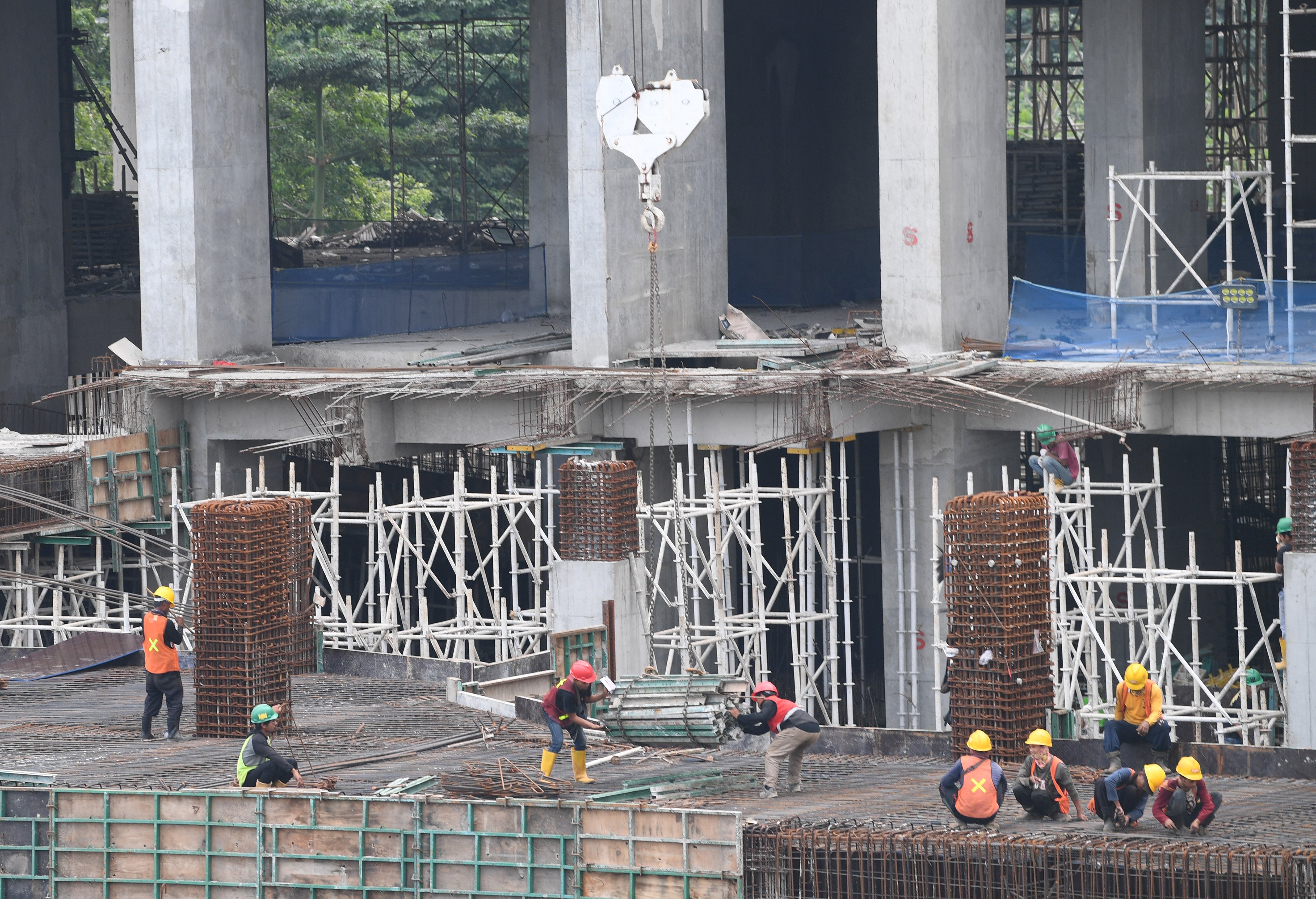 Sejumlah pekerja menyelesaikan pembangunan gedung bertingkat di Jakarta.